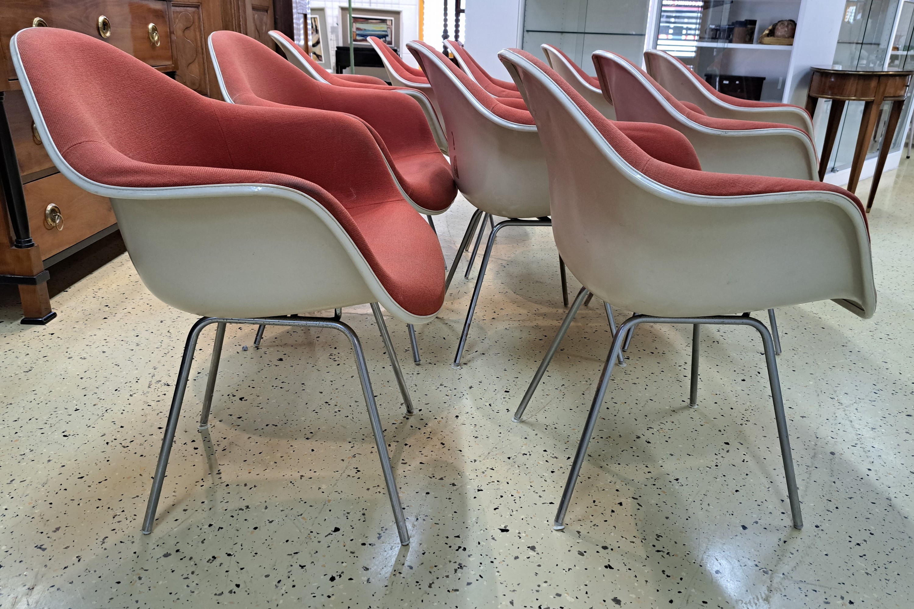 Detail d: Set aus 10 DAX Stühlen, Vitra, Entw. Charles & Ray Eames, 1980er-Jahre, cremefarbene Fiberglas-Sitzschale, rote Canvas-Bezüge stark beschmutzt, ...