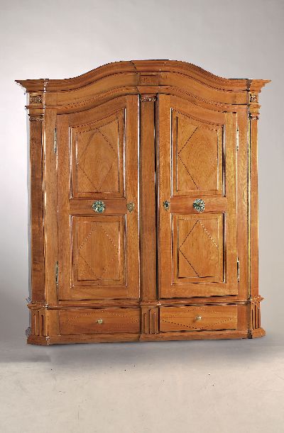 Bodenseeschrank, wohl Bregrenzerwald, um 1830, Kirschbaum massiv, zweitürig, Inneneinteilung Sekretär ähnlich, orig. Schloss Beschläge und ...