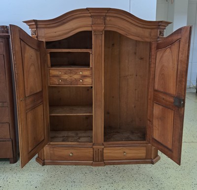 26965439b - Bodenseeschrank, wohl Bregrenzerwald, um 1830, Kirschbaum massiv, zweitürig, ...