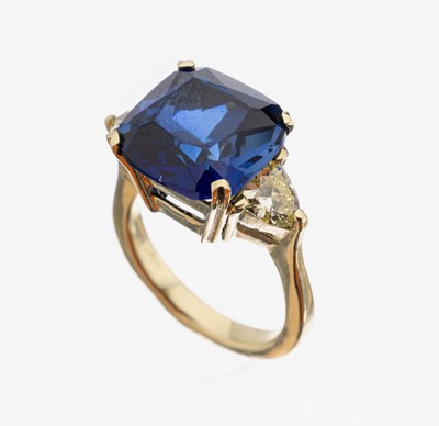 Image 26965523 - 14 kt Gold Farbstein-Diamant-Ring, GG 585/000, synth. Saphir im Kissenschliff ca. 8.80 ...