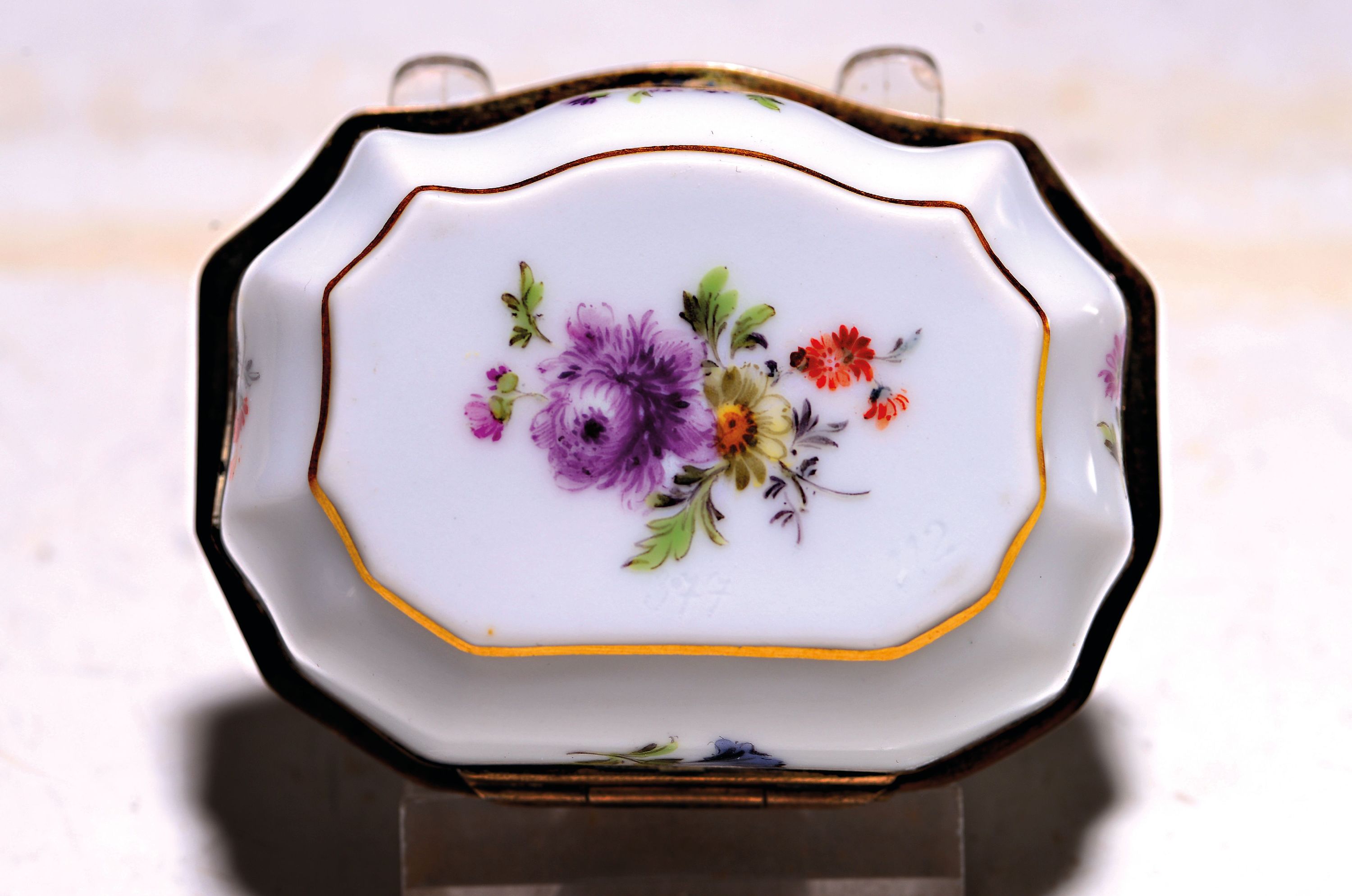 Detail a: Tabatière / Schnupftabaksdose, Meissen, Pfeifferzeit 1924-1933, 1. Wahl, Porzellan, Montur 800er Silber vergoldet, Boden und Wandung mit bunter ...