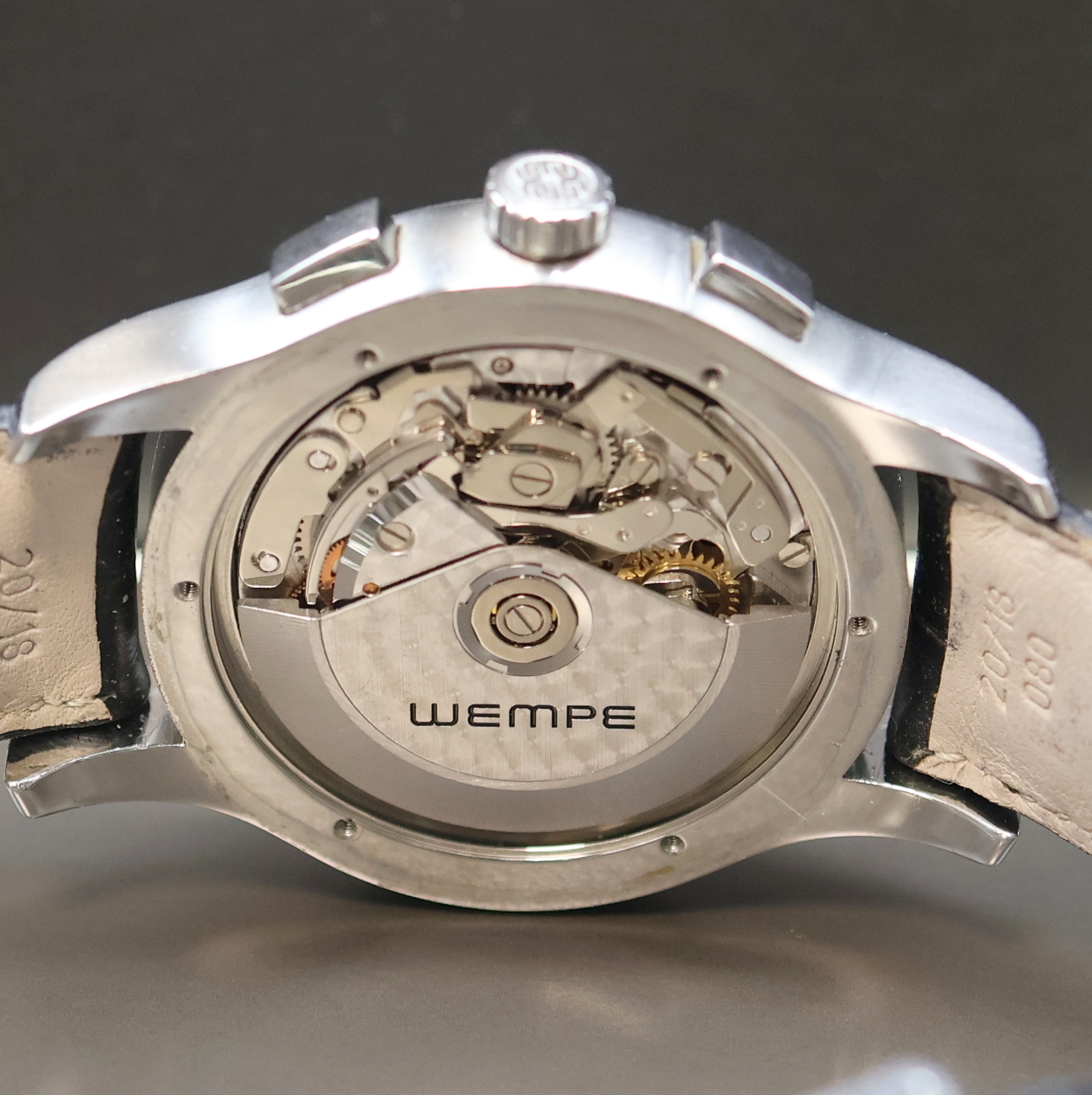 Detail e: WEMPE Armbandchronograph Serie Zeitmeister, Automatik, Edelstahlgeh. inkl. Lederband m. orig. Faltschl., Boden m. Darst. Sternwarte 6-fach verschr., ...