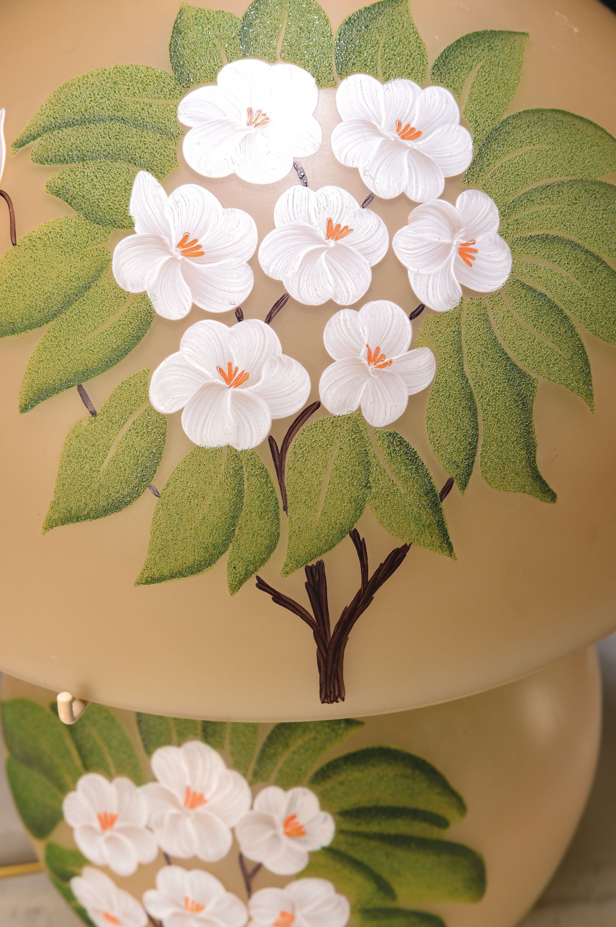 Detail a: Tischlampe, Frankreich, 1930er Jahre, apricotfarbenes Glas, bemalt mit grünen Blättern und weißen Blüten, 2 Brennstellen (Schirm und Fuß) nicht ...