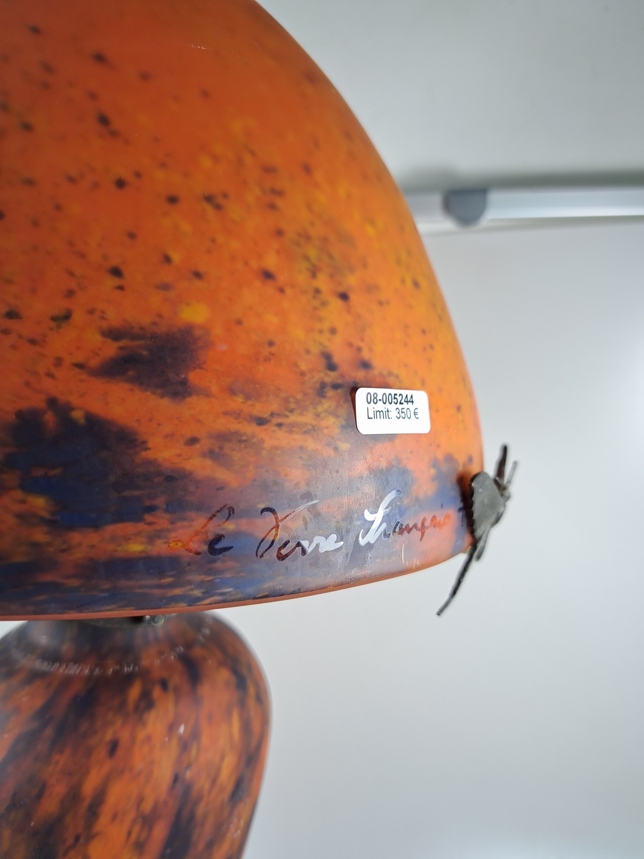 Detail b: Tischlampe, Le verre francais, 1930er Jahre, pate-de-verre mit orangeroten und blauen Einpuderungen, eine Brennstelle, Schirm signiert, Höhe ca. 53 ...