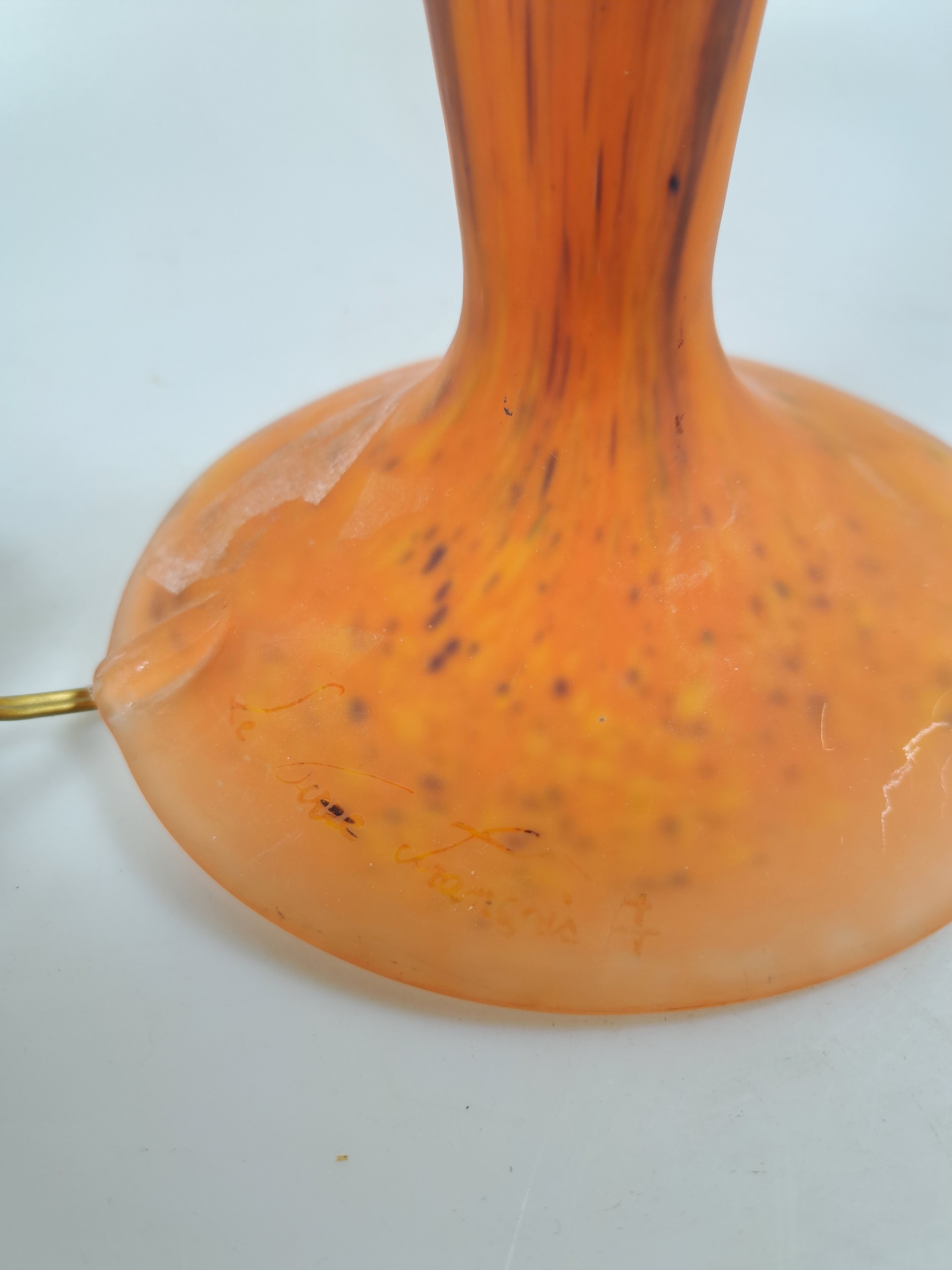 Detail c: Tischlampe, Le verre francais, 1930er Jahre, pate-de-verre mit orangeroten und blauen Einpuderungen, eine Brennstelle, Schirm signiert, Höhe ca. 53 ...