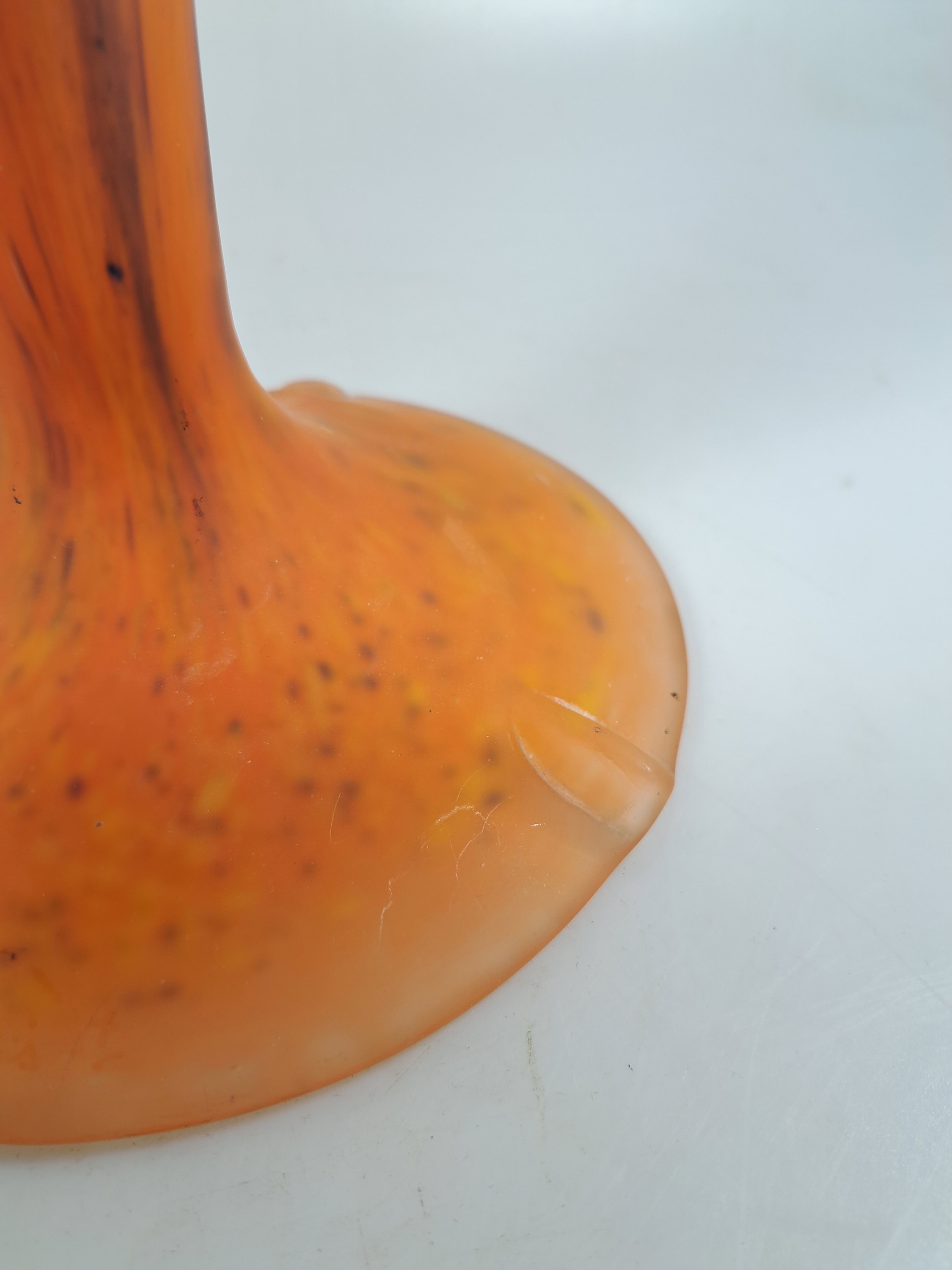 Detail d: Tischlampe, Le verre francais, 1930er Jahre, pate-de-verre mit orangeroten und blauen Einpuderungen, eine Brennstelle, Schirm signiert, Höhe ca. 53 ...