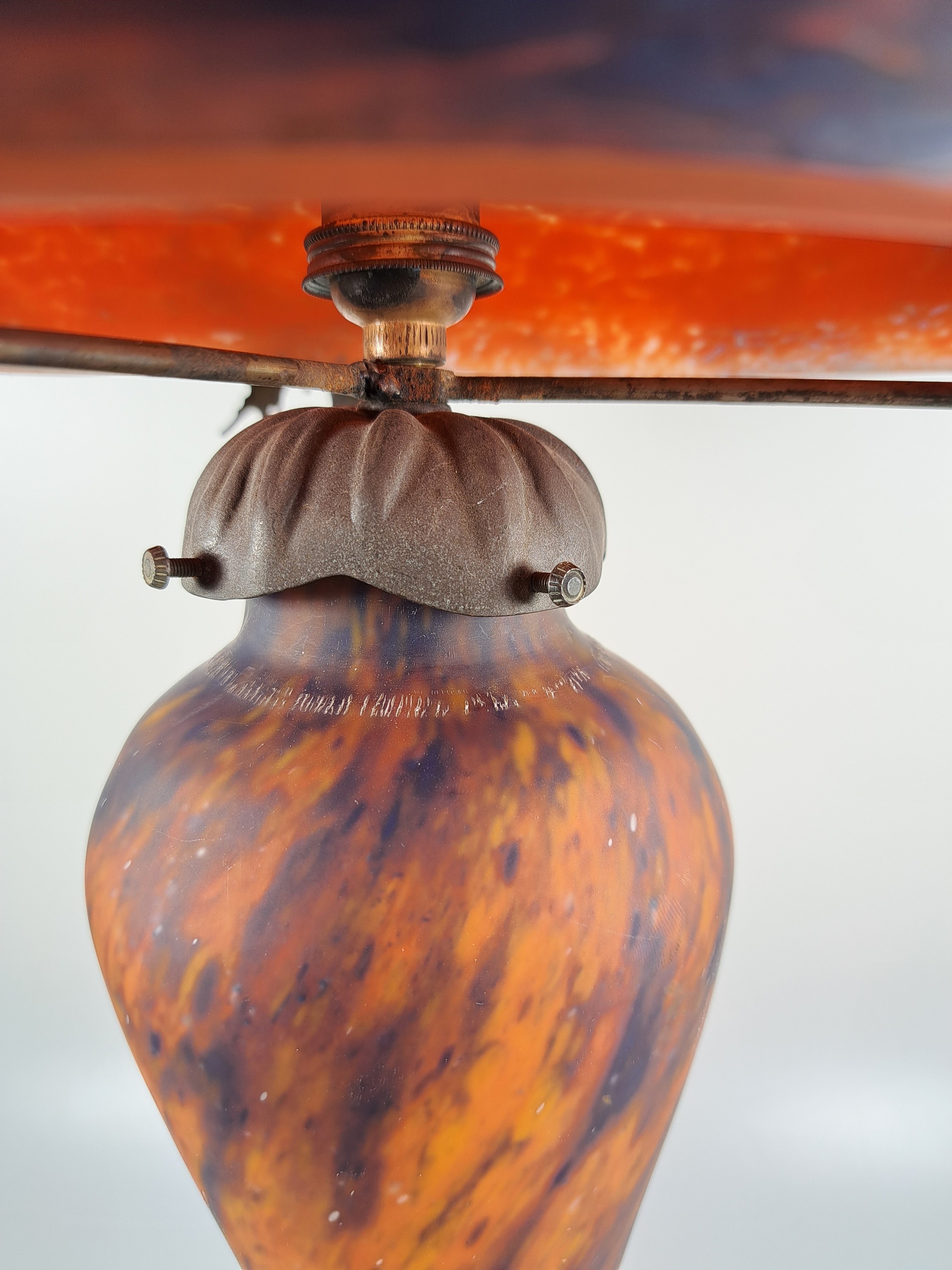 Detail e: Tischlampe, Le verre francais, 1930er Jahre, pate-de-verre mit orangeroten und blauen Einpuderungen, eine Brennstelle, Schirm signiert, Höhe ca. 53 ...