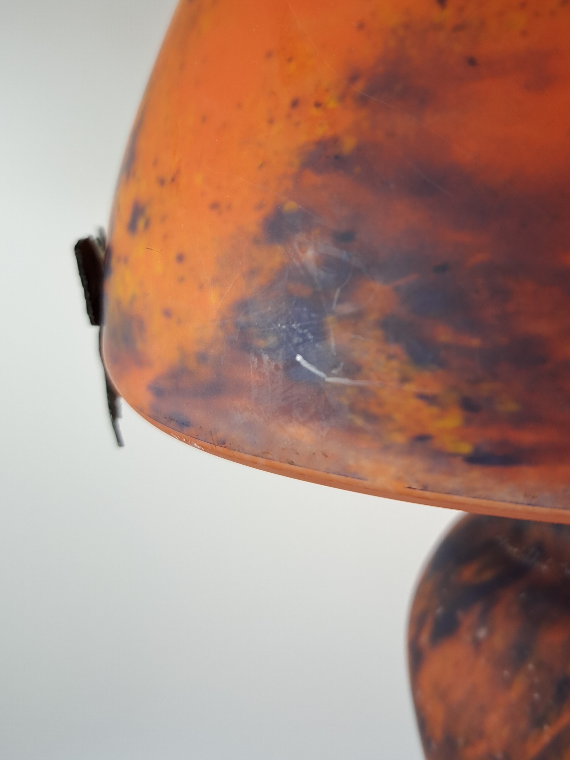 Detail g: Tischlampe, Le verre francais, 1930er Jahre, pate-de-verre mit orangeroten und blauen Einpuderungen, eine Brennstelle, Schirm signiert, Höhe ca. 53 ...