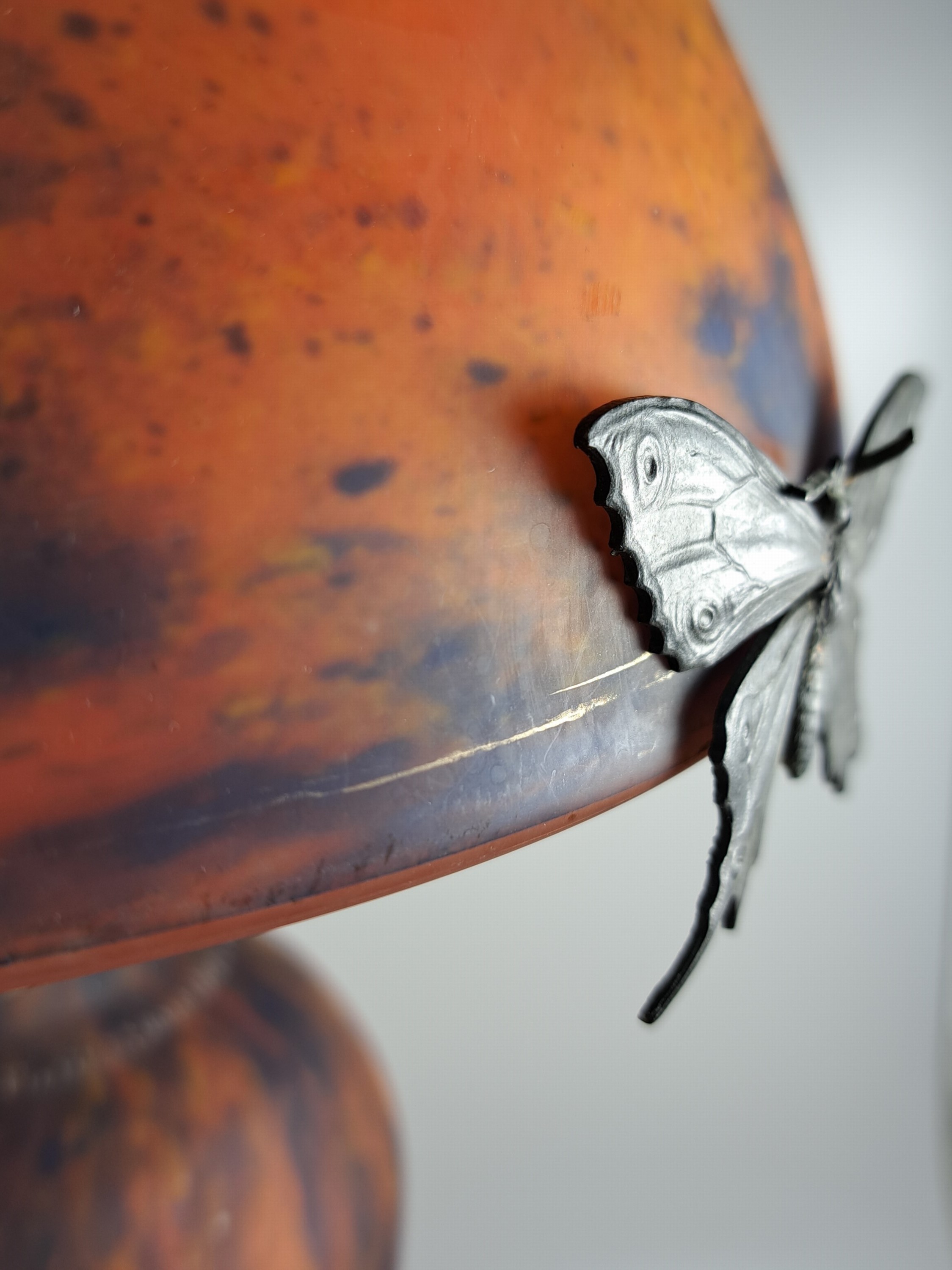 Detail h: Tischlampe, Le verre francais, 1930er Jahre, pate-de-verre mit orangeroten und blauen Einpuderungen, eine Brennstelle, Schirm signiert, Höhe ca. 53 ...