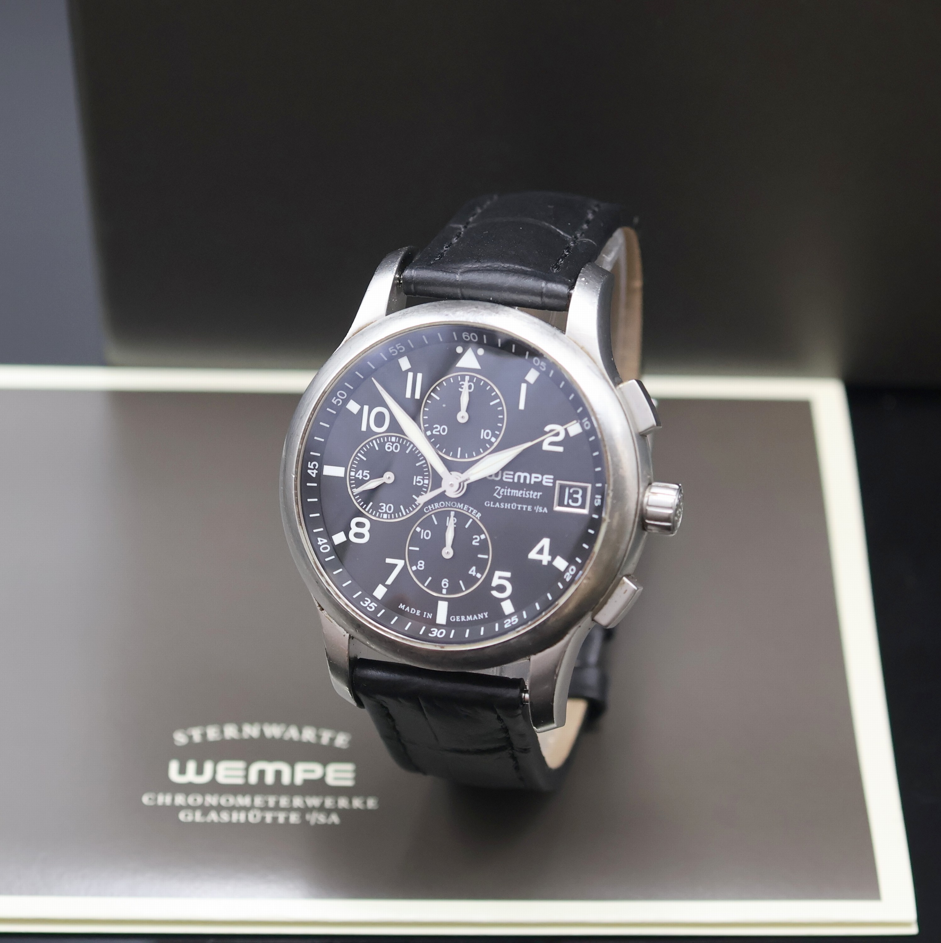 WEMPE Zeitmeister Chronograph Fliegeruhr XXL, Automatik, Edelstahlgeh. inkl. Lederband m. orig. Faltschl., Boden m. Darst. Sternwarte 6-fach ...