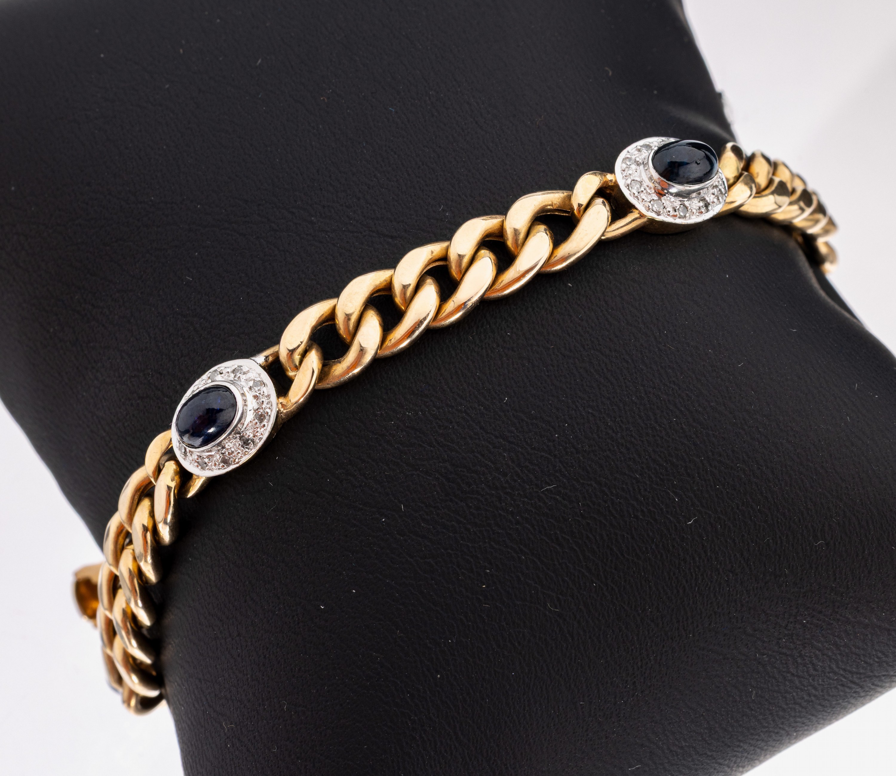 14 kt Gold Saphir-Diamant-Armband, GG/WG 585/000, 4 ovale WG-Zwischenglieder, 4 ovale Saphir-Cabochons zus. ca. 4.0 ct, 40 8/8 -Diamanten zus. ca. ...