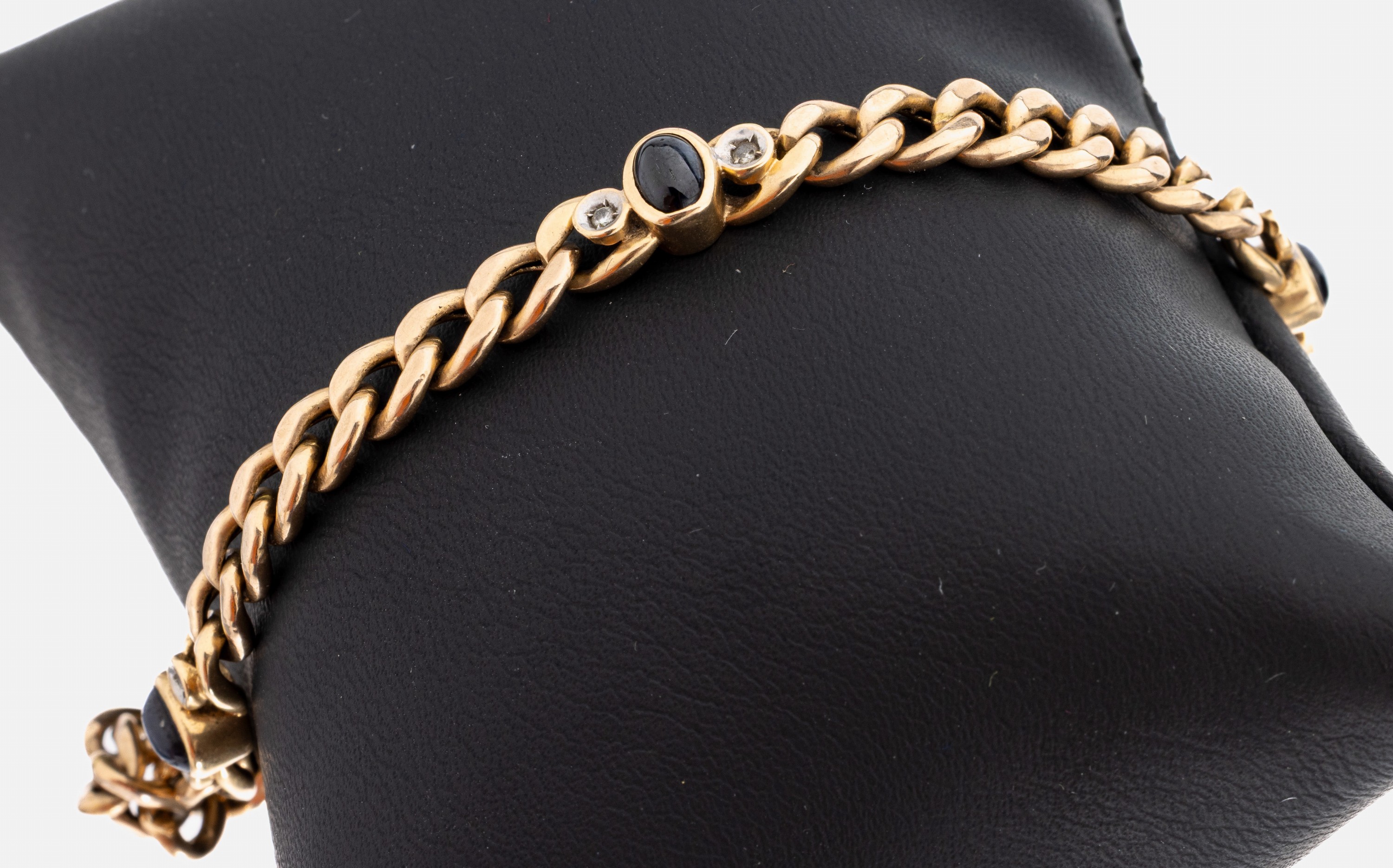 14 kt Gold Saphir-Brillant-Armband, GG 585/000, 4 ovale Saphir-Cabochons, 8 kl. Brillanten, L. ca. 21.5 cm, Kastenschloss mit Sicherheitsacht, ca. ...
