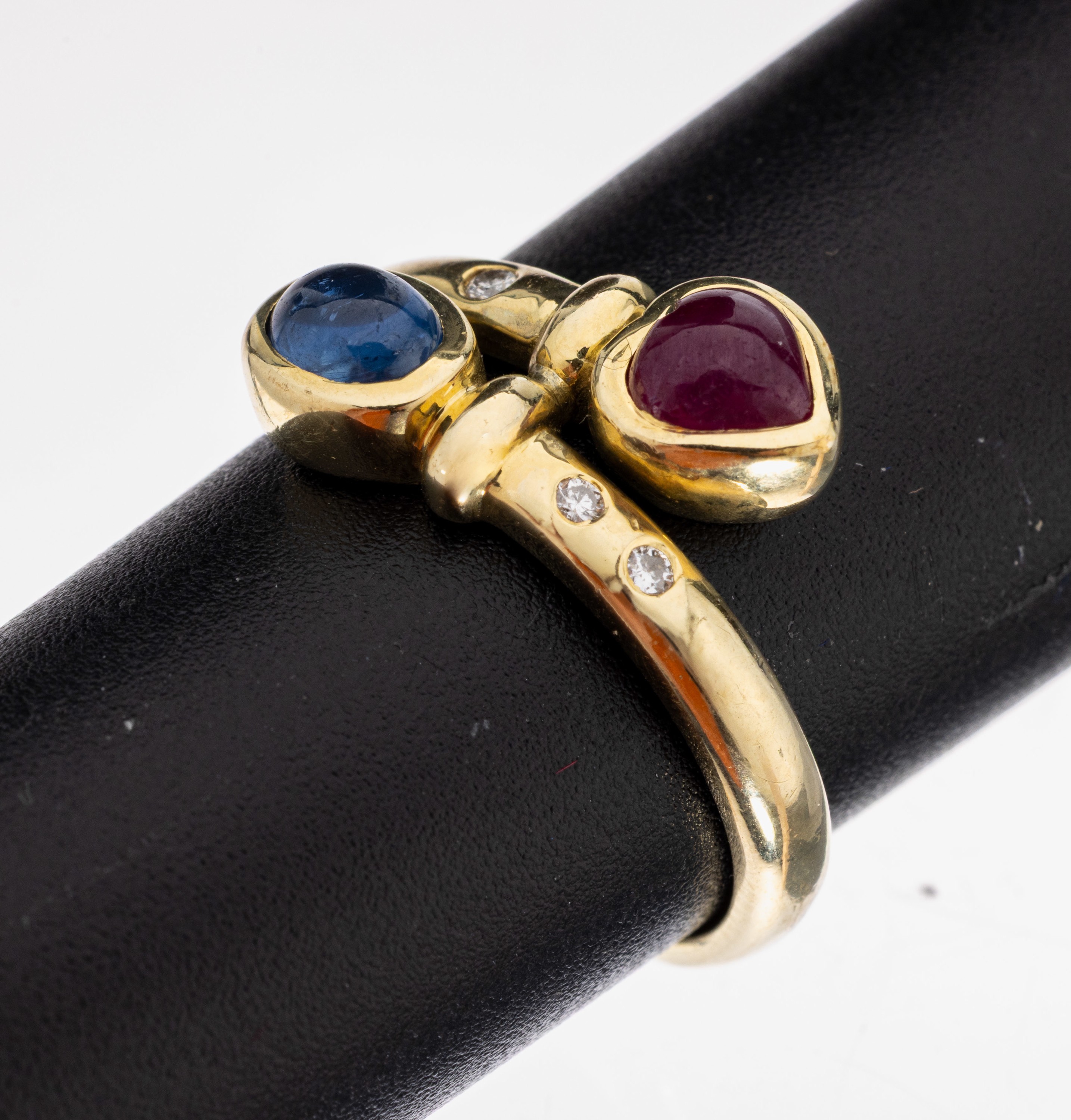 14 kt Gold Rubin-Saphir-Brillant-Ring, GG 585/000, ovaler Saphir-Cabochon und herzf. Rubin-Cabochon, 3 Brillanten zus. ca. 0.035 ct(grav.) Weiß/si, ...
