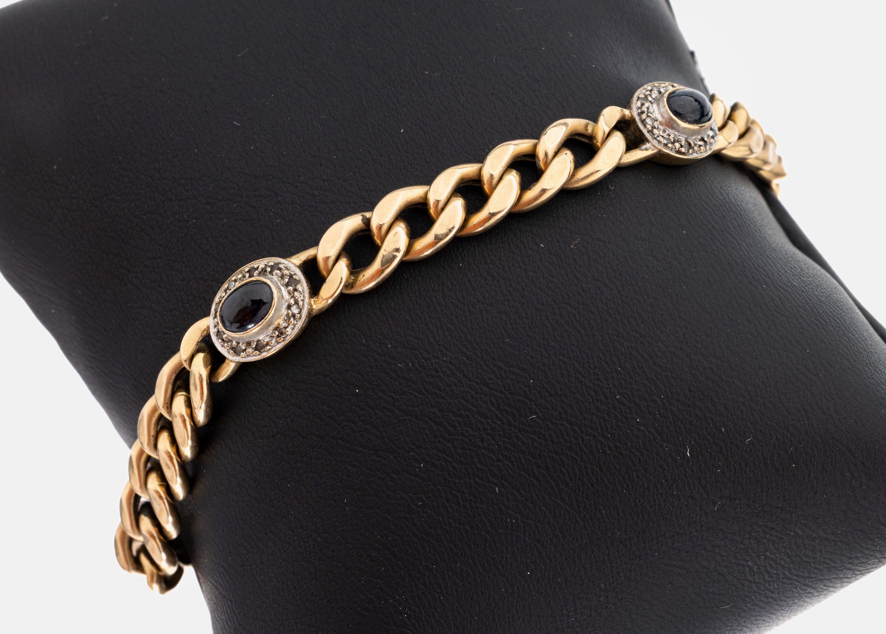 14 kt Gold Saphir-Diamant-Armband, GG/WG 585/000, 4 kl. ovale Saphir-Cabochons, 40 kl. 8/8-Diamanten, L. ca. 20 cm, Kastenschloss ...