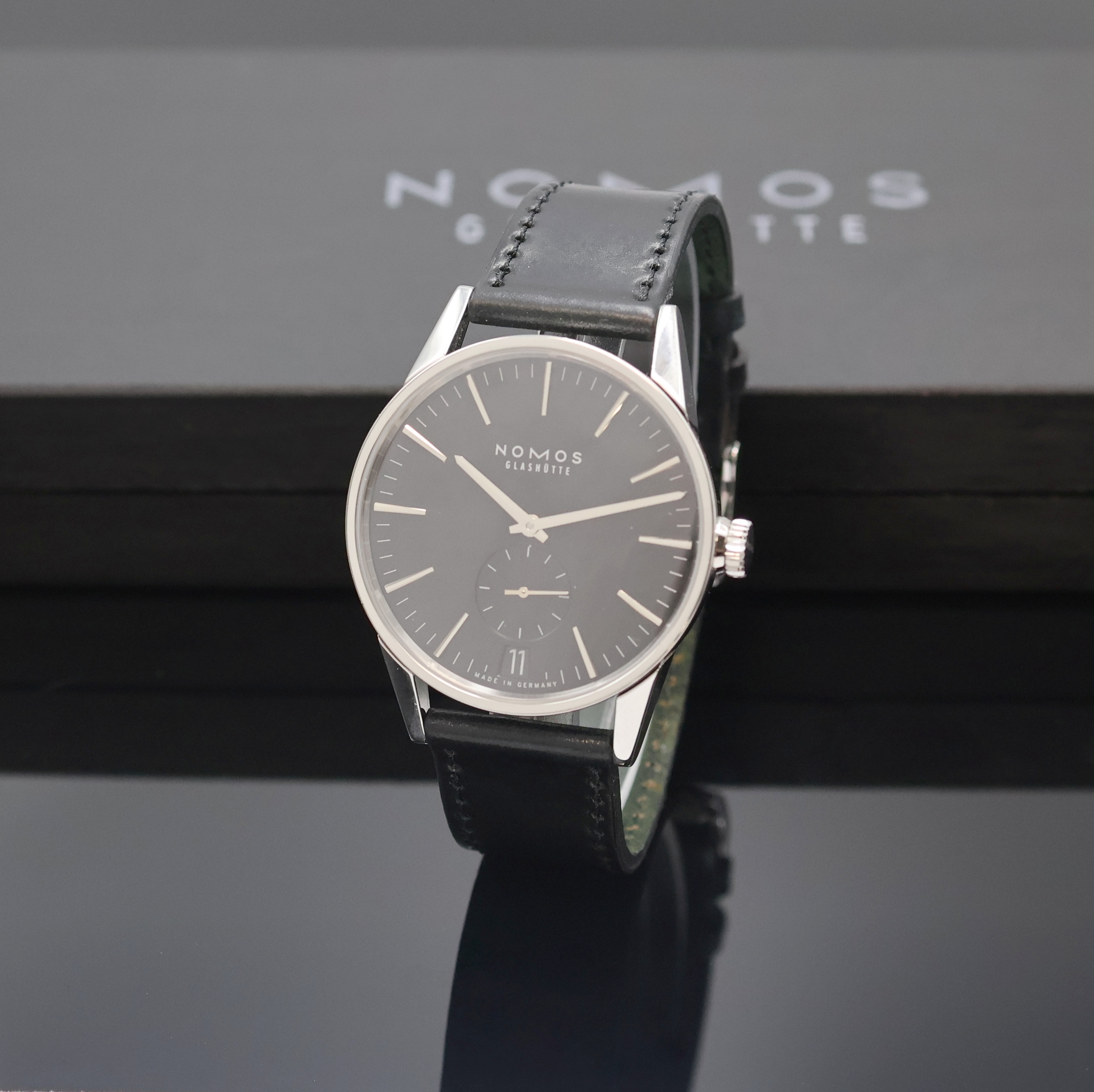 NOMOS Zürich Automatik große Armbanduhr in Stahl, Deutschland um 2020, beids. vergl. Geh., Boden 6-fach verschr., orig. Lederband m. orig. ...
