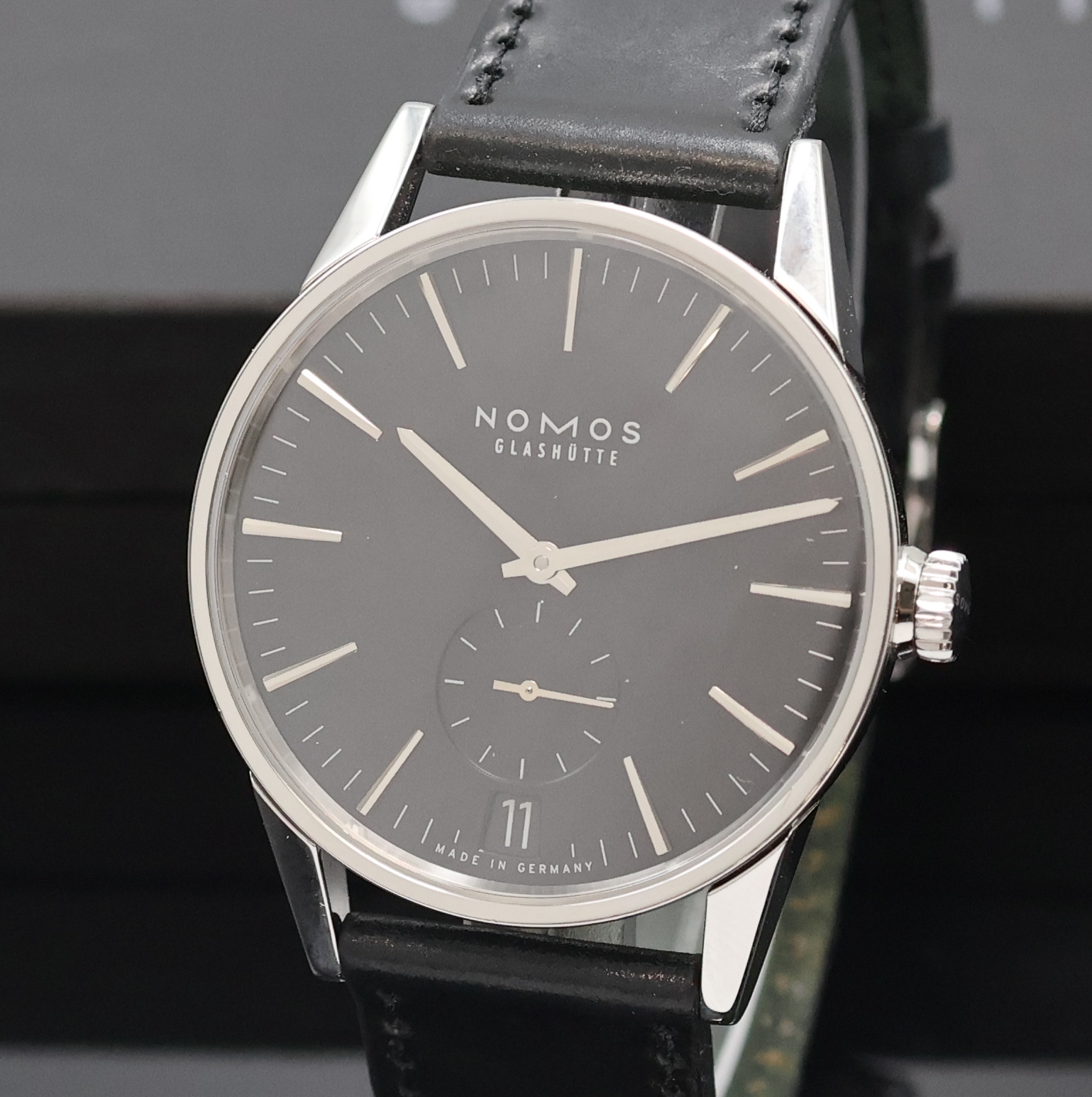 Detail a: NOMOS Zürich Automatik große Armbanduhr in Stahl, Deutschland um 2020, beids. vergl. Geh., Boden 6-fach verschr., orig. Lederband m. orig. ...