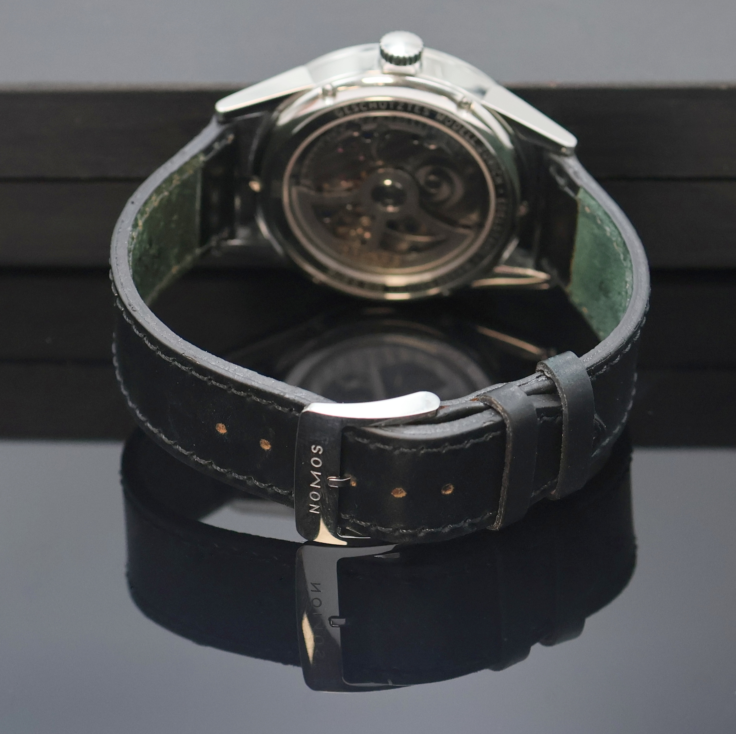 Detail b: NOMOS Zürich Automatik große Armbanduhr in Stahl, Deutschland um 2020, beids. vergl. Geh., Boden 6-fach verschr., orig. Lederband m. orig. ...