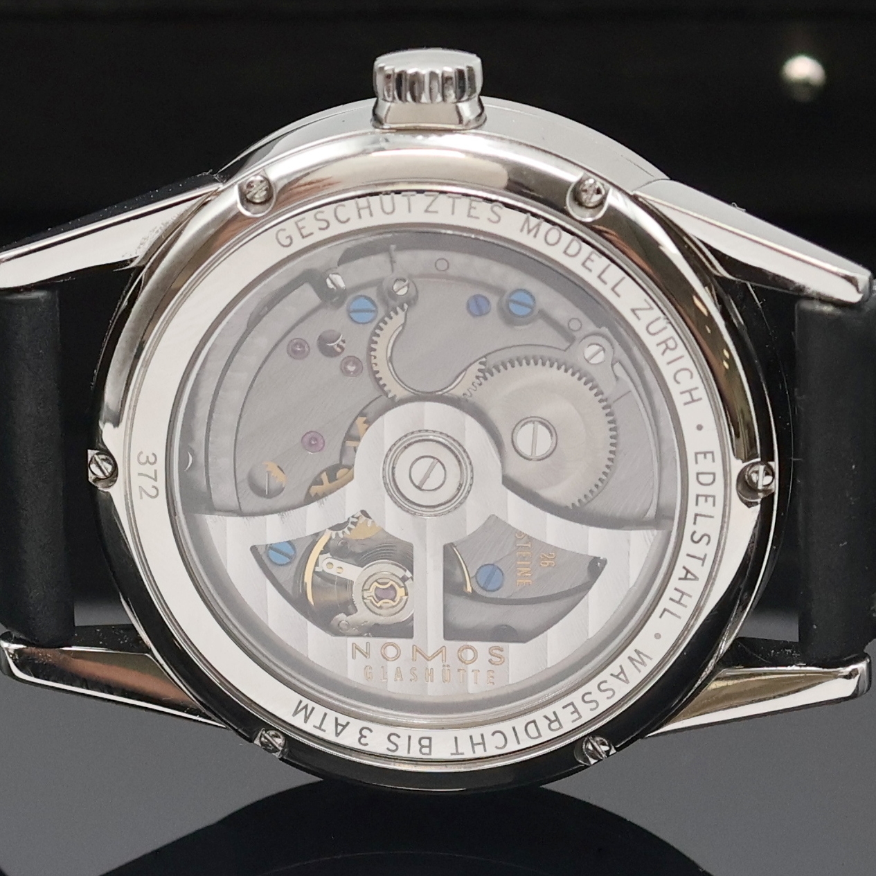 Detail d: NOMOS Zürich Automatik große Armbanduhr in Stahl, Deutschland um 2020, beids. vergl. Geh., Boden 6-fach verschr., orig. Lederband m. orig. ...