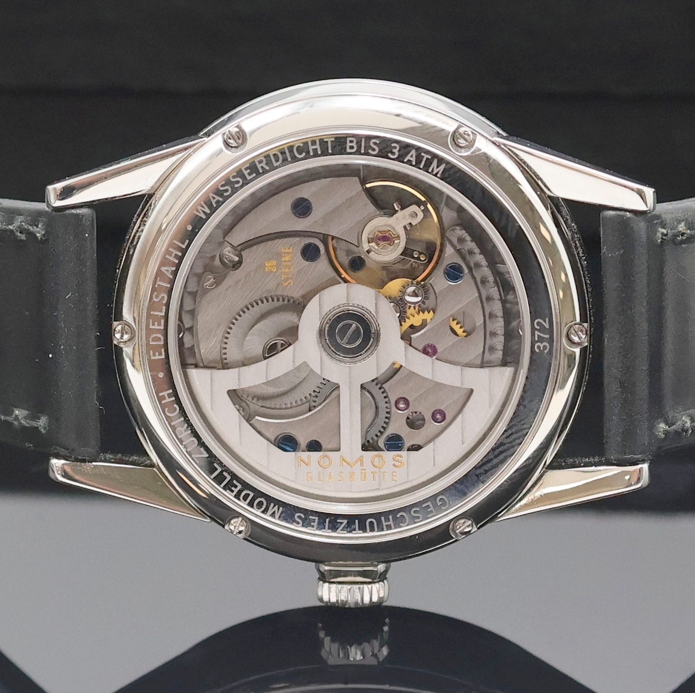 Detail e: NOMOS Zürich Automatik große Armbanduhr in Stahl, Deutschland um 2020, beids. vergl. Geh., Boden 6-fach verschr., orig. Lederband m. orig. ...