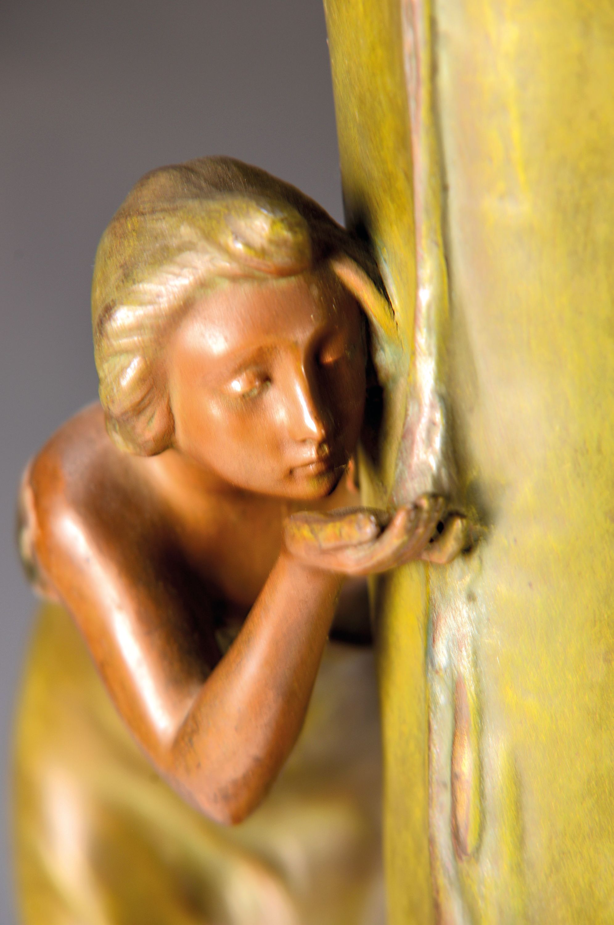 Detail b: Große Jugendstilvase, Frankreich, A. de Raudery, Mistelzweigdekor, junge Frau trinkt an einer Quelle, Regule/ Metallguß patiniert, H. ca. 55 cm, ...