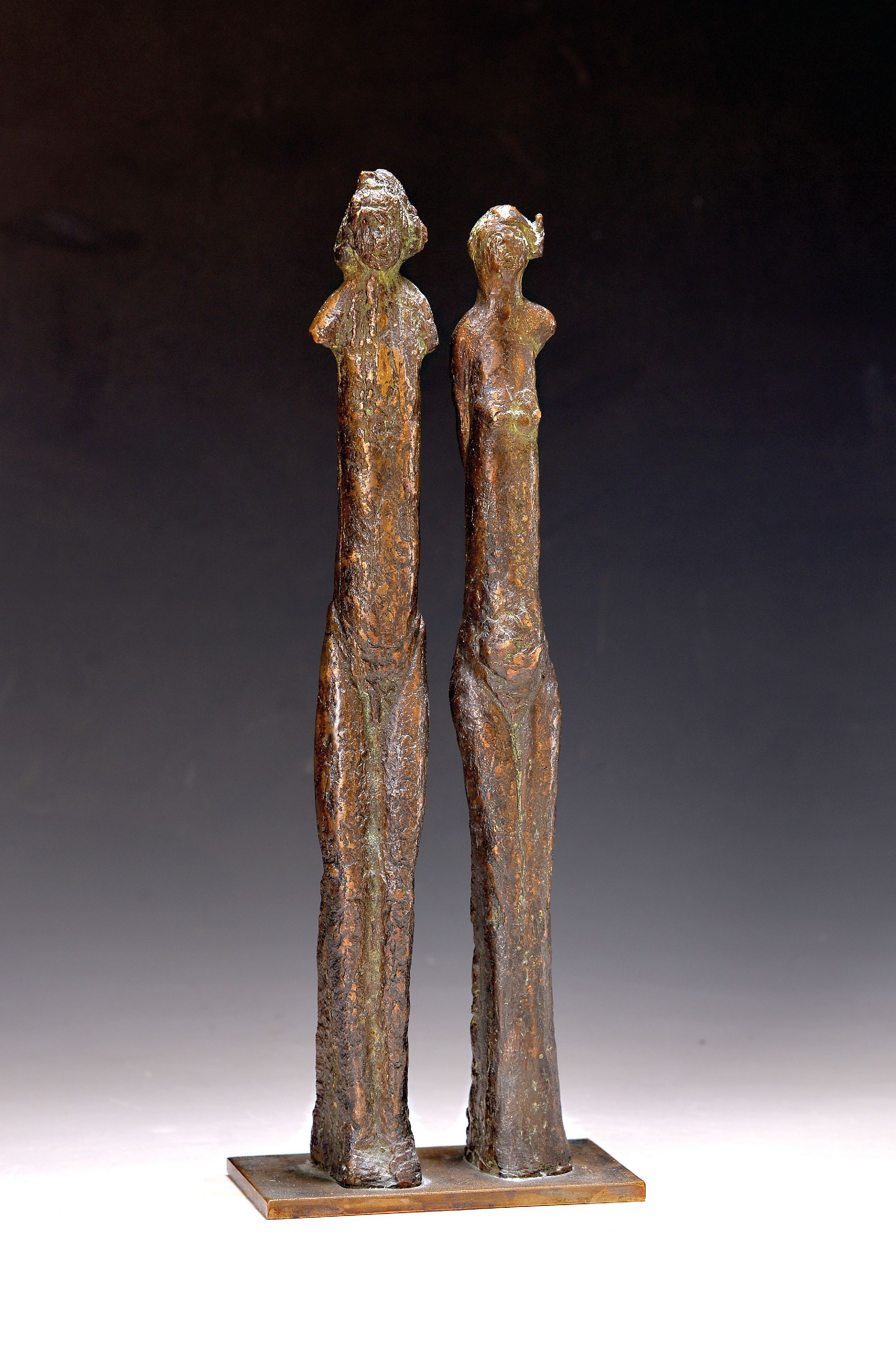 Detail k: Unbekannter Bildhauer, Bronzefigur, 2. Hälfte 20. Jh., stehendes Paar auf rechteckigem Sockel, patiniert, unsigniert, 35 x 13 x 7.5 cm