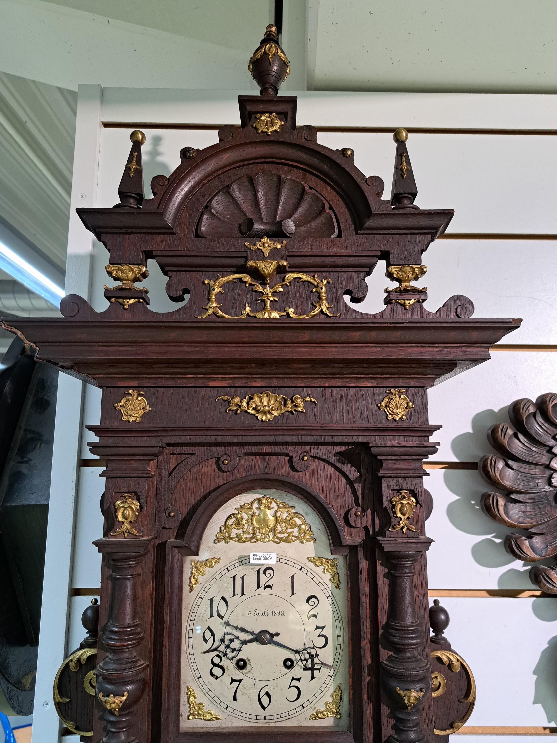 Detail a: Wanduhr Lenzkirch, datiert 16. Juli 1898 (selten), Historismus in seiner Vollendung, mit Messingapplikationen, Originalaufsatz, seitliche ...