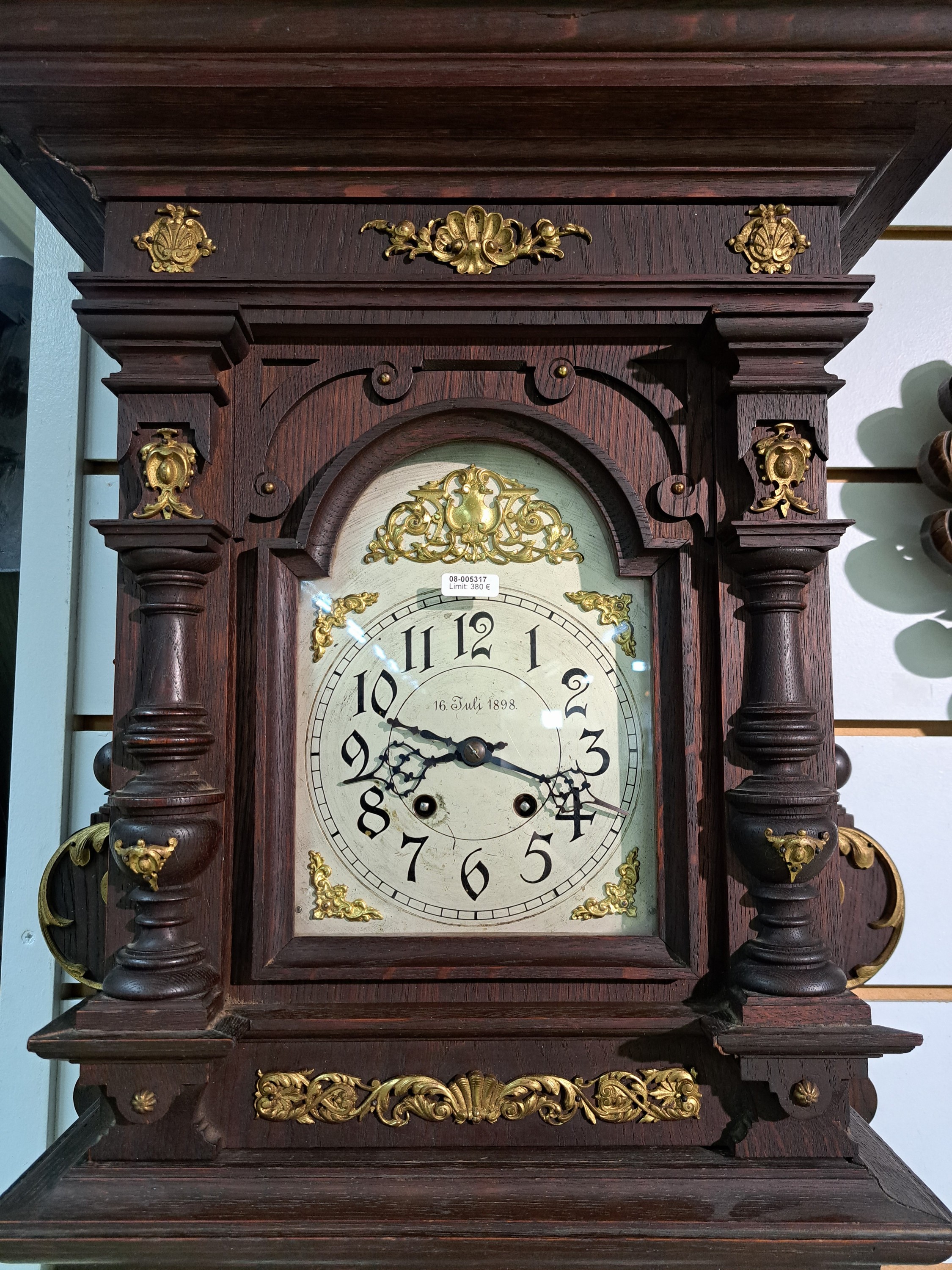 Detail b: Wanduhr Lenzkirch, datiert 16. Juli 1898 (selten), Historismus in seiner Vollendung, mit Messingapplikationen, Originalaufsatz, seitliche ...