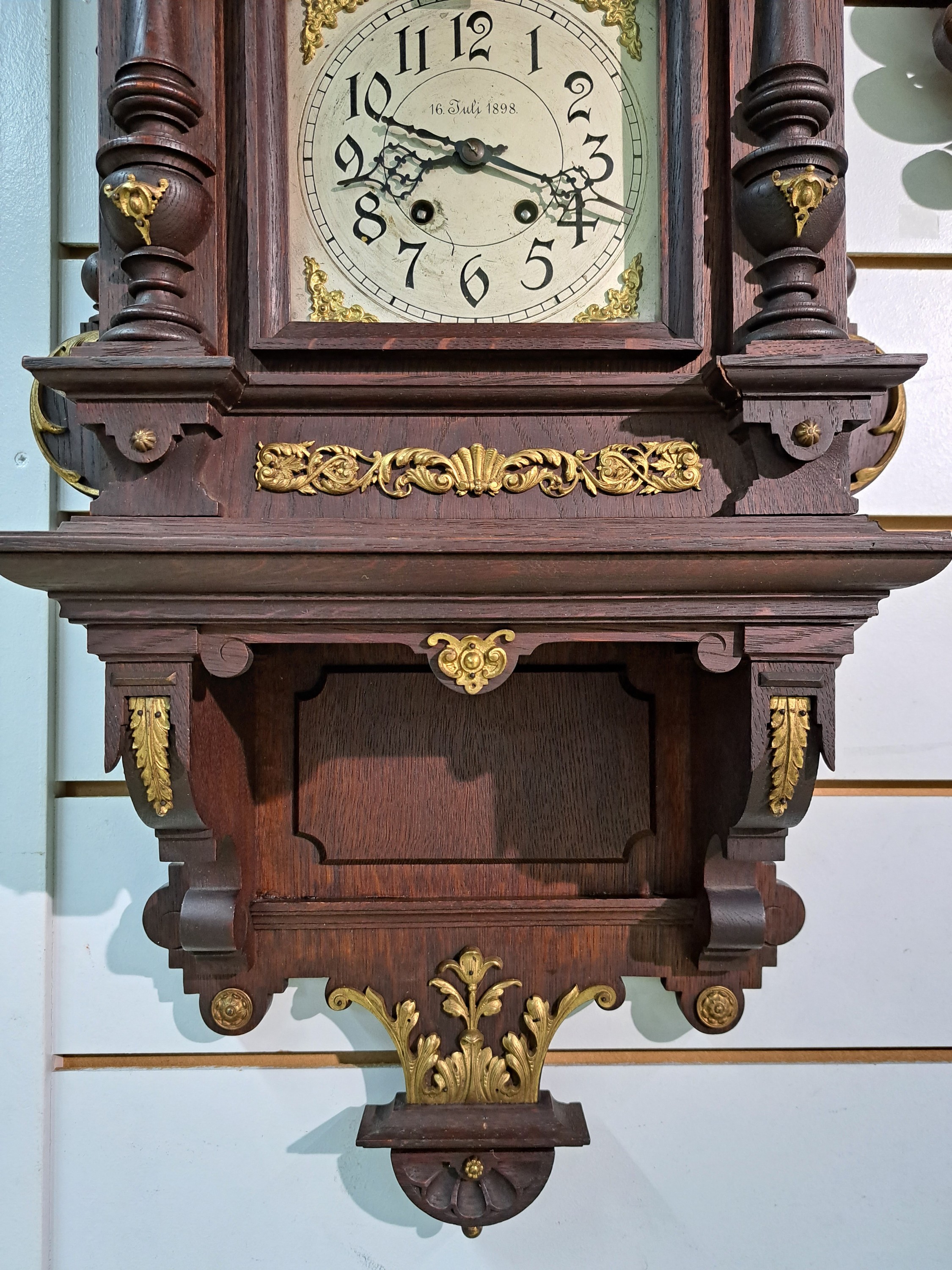 Detail c: Wanduhr Lenzkirch, datiert 16. Juli 1898 (selten), Historismus in seiner Vollendung, mit Messingapplikationen, Originalaufsatz, seitliche ...