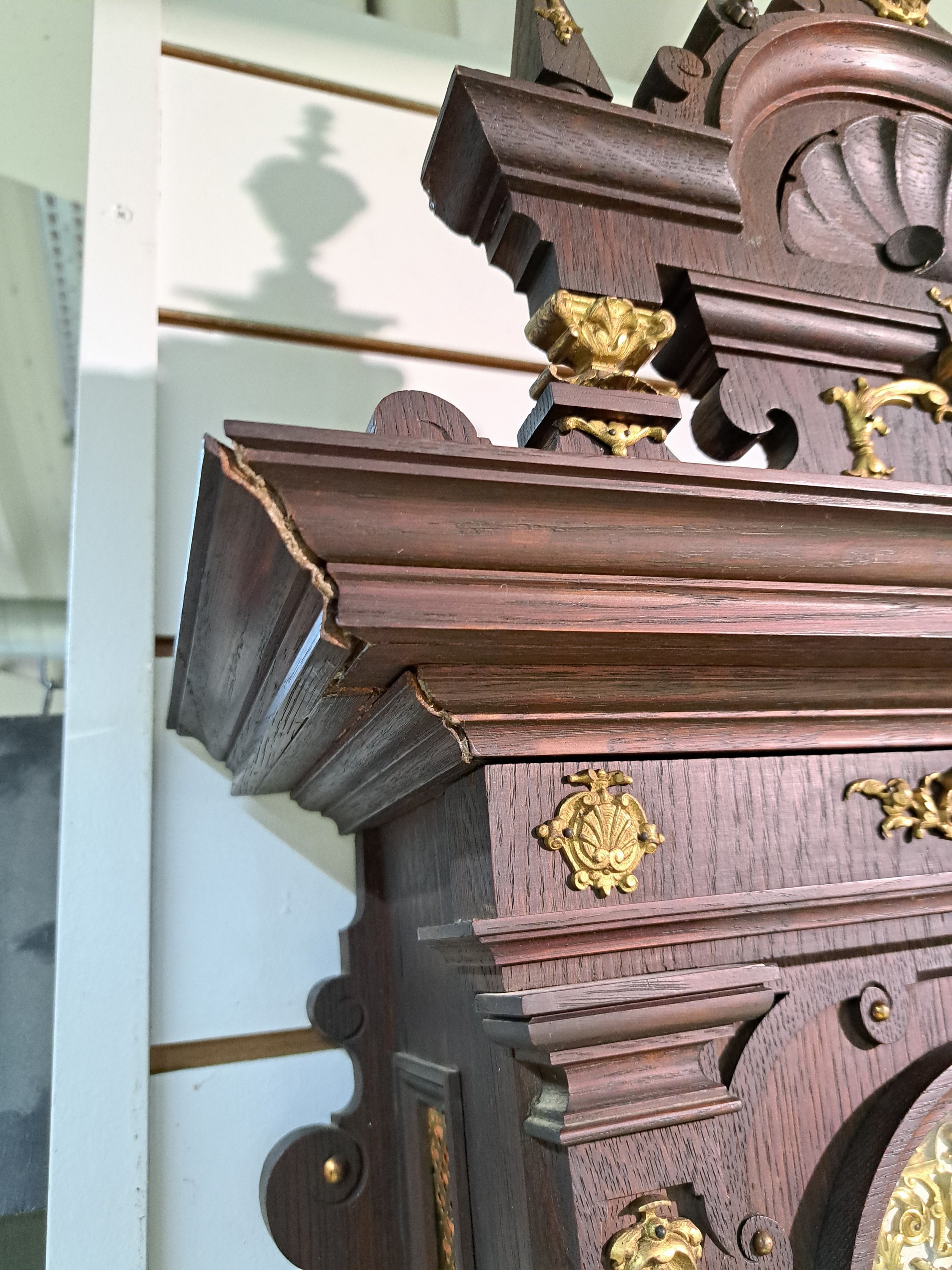 Detail d: Wanduhr Lenzkirch, datiert 16. Juli 1898 (selten), Historismus in seiner Vollendung, mit Messingapplikationen, Originalaufsatz, seitliche ...
