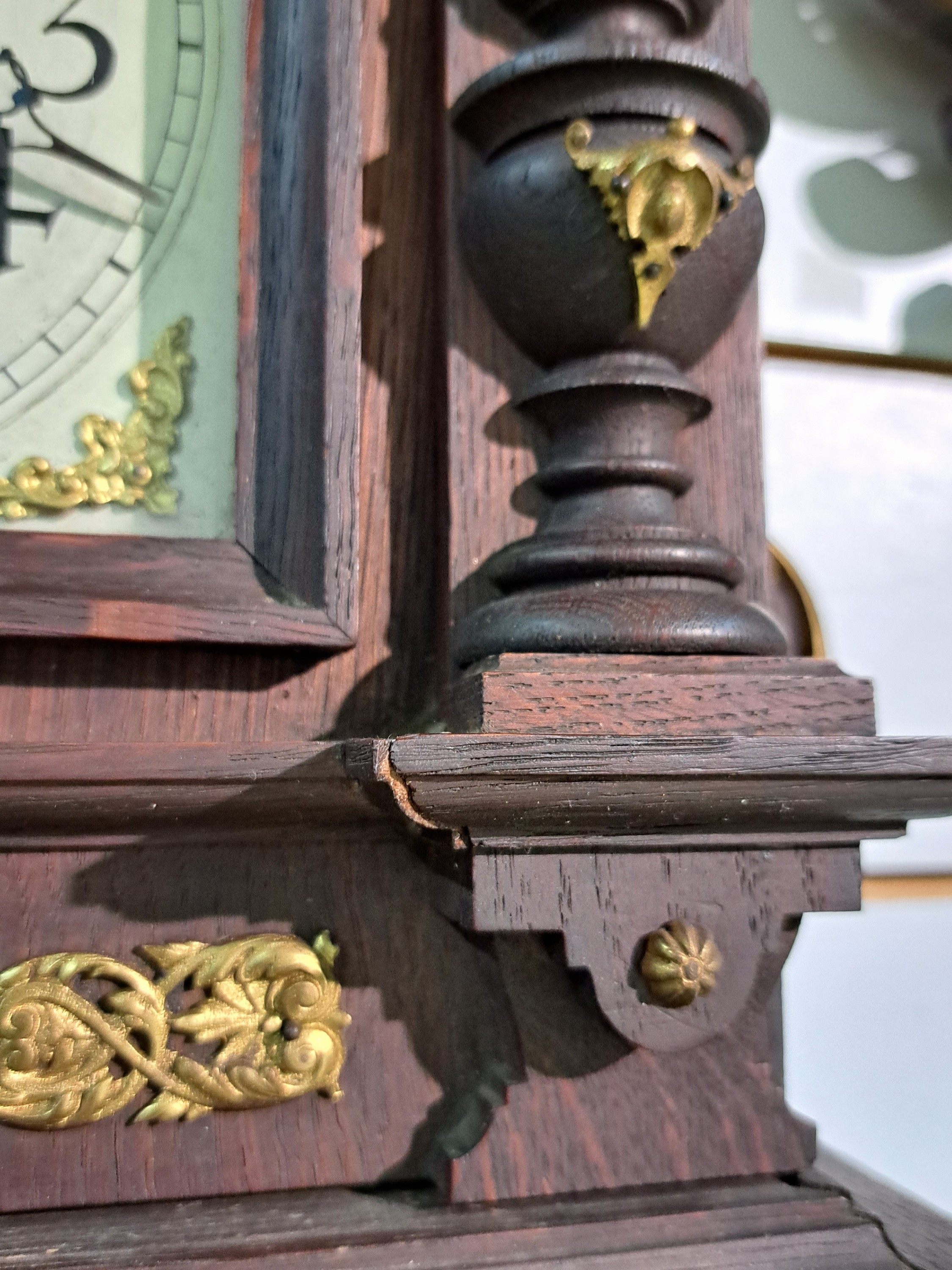 Detail e: Wanduhr Lenzkirch, datiert 16. Juli 1898 (selten), Historismus in seiner Vollendung, mit Messingapplikationen, Originalaufsatz, seitliche ...