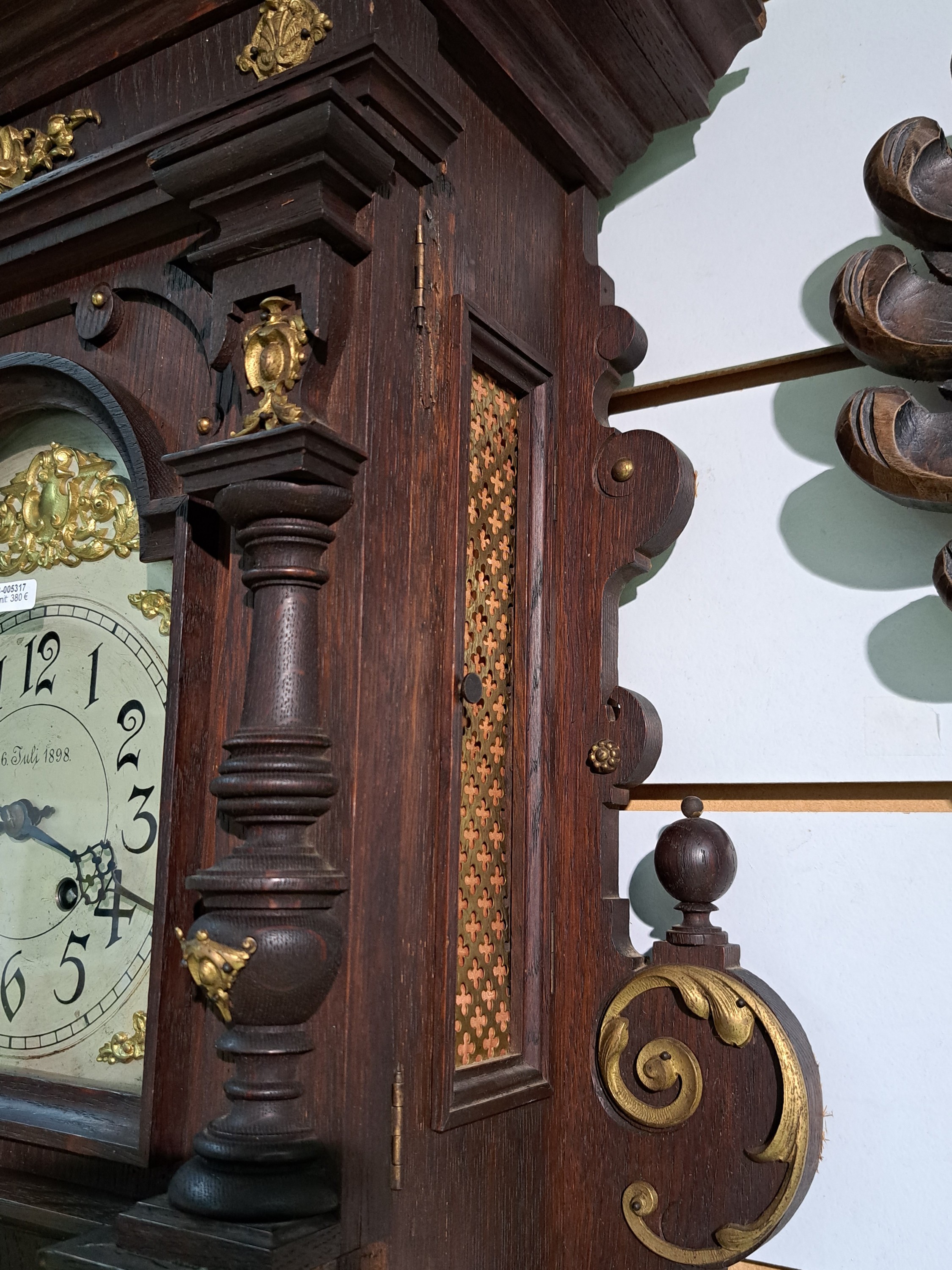Detail f: Wanduhr Lenzkirch, datiert 16. Juli 1898 (selten), Historismus in seiner Vollendung, mit Messingapplikationen, Originalaufsatz, seitliche ...