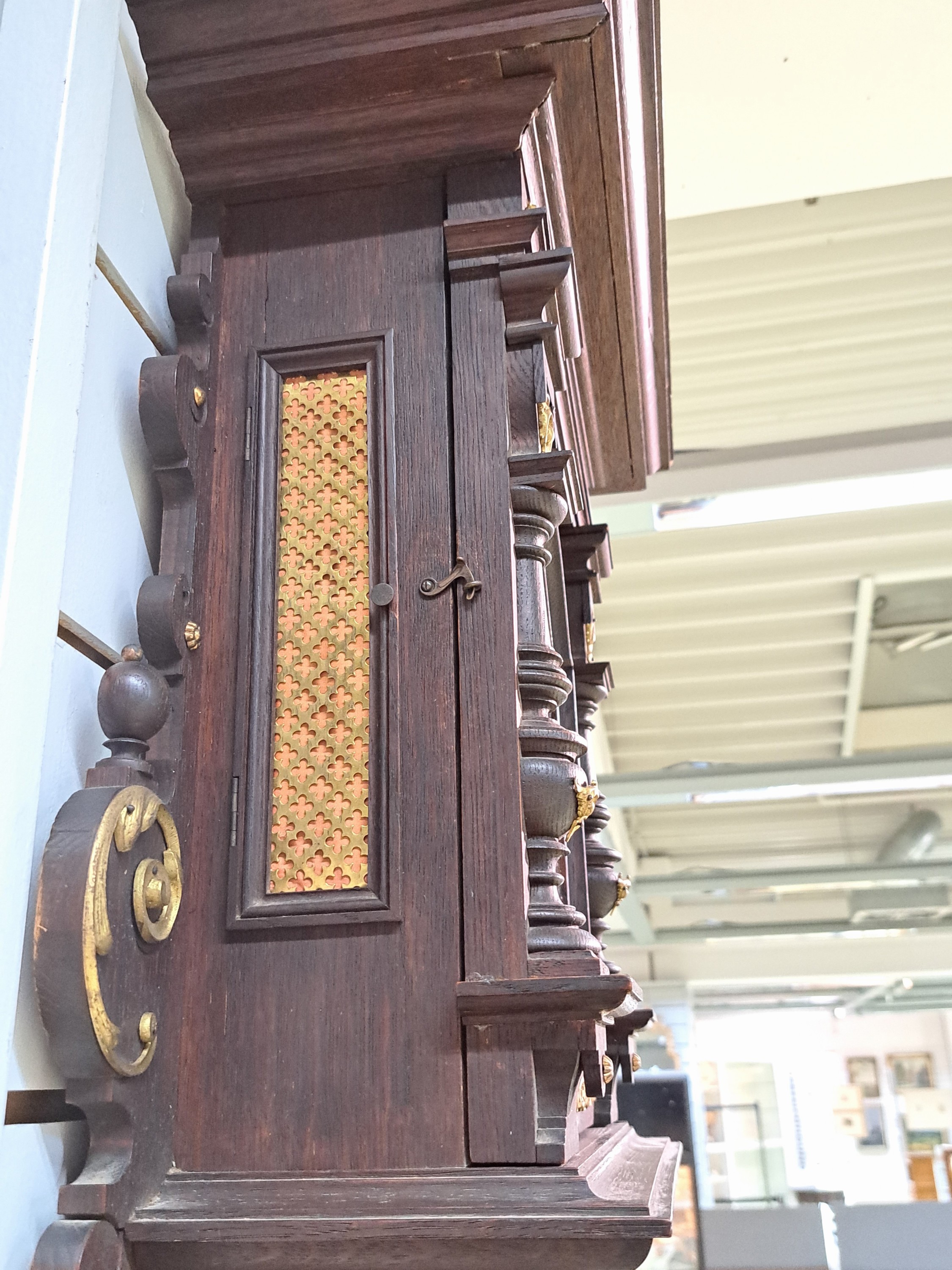 Detail g: Wanduhr Lenzkirch, datiert 16. Juli 1898 (selten), Historismus in seiner Vollendung, mit Messingapplikationen, Originalaufsatz, seitliche ...