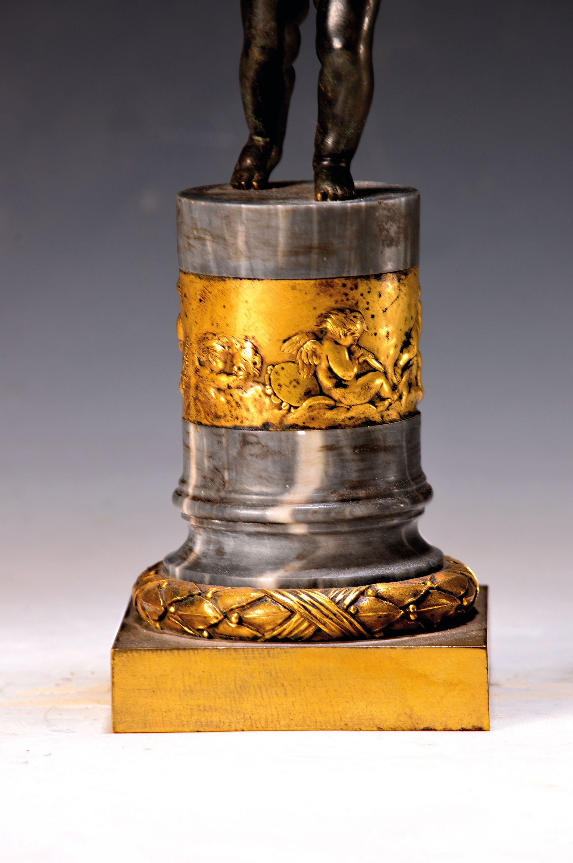 Detail b: Paar Bronzeleuchter, Frankreich, um 1770/80, Amoretten mit Rosen, je zwei Brennstellen, patiniert, z.T. vergoldet, Marmorpostamente in Form von ...