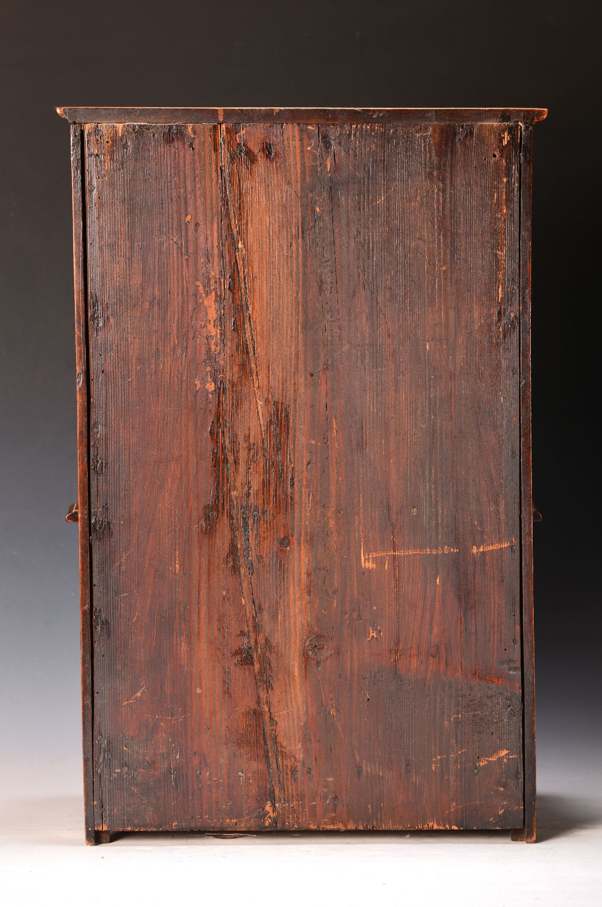 Detail a: Kleiner Modellschrank, Frankreich, um 1790-1800, Nussbaum massiv, Aufsatzbuffet, orig. Beschläge, kassettiert, Verglasung später, 57 x 35 cm, EZ 2