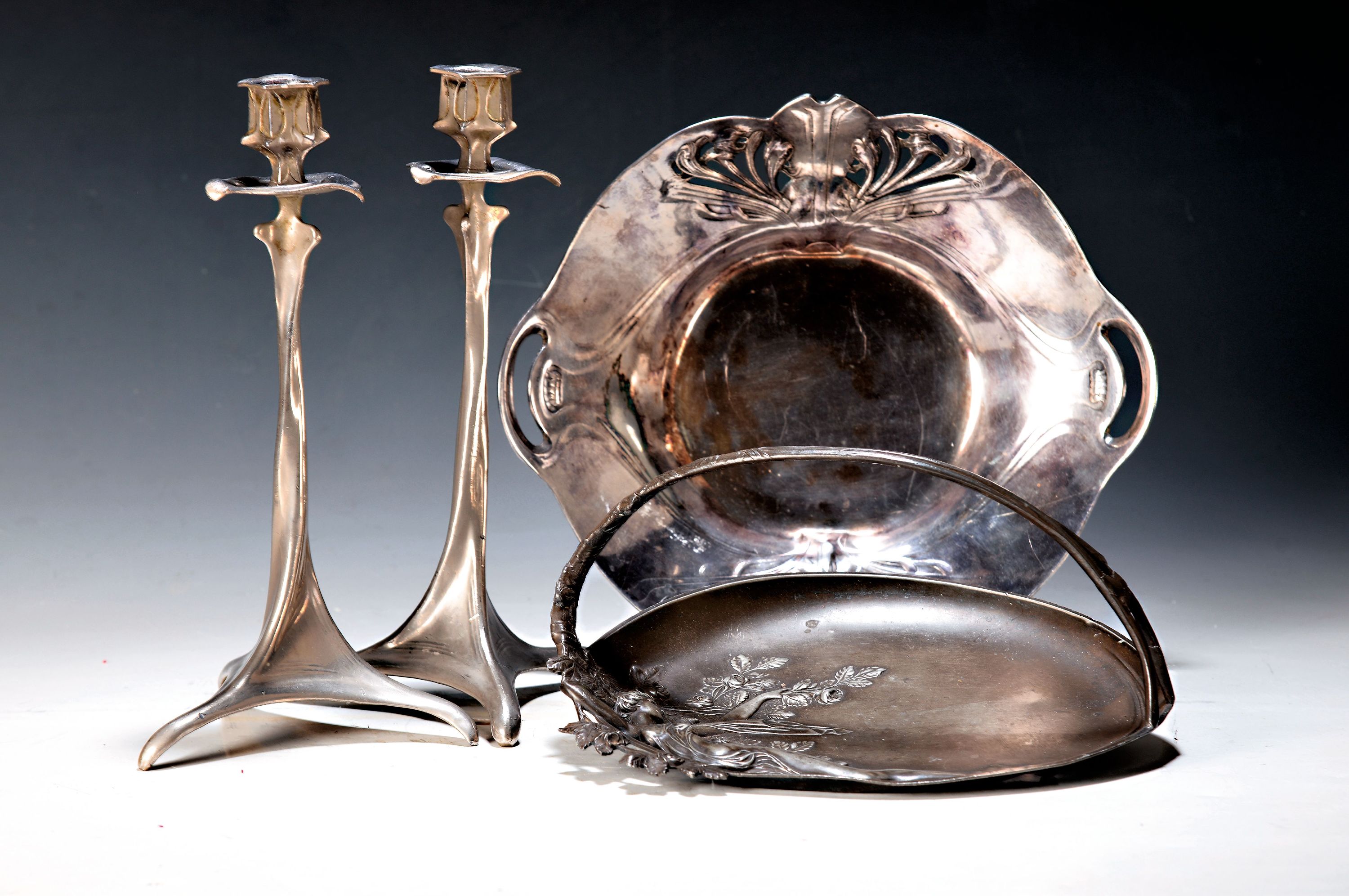 Vierteiliges Jugendstillot, Zinn, um 1900, Gallia: Doppelhenkelschale mit Durchbruch floraler Dekor, 5.5 x 28 x 25 cm, Henkelschale mit figürlichem ...