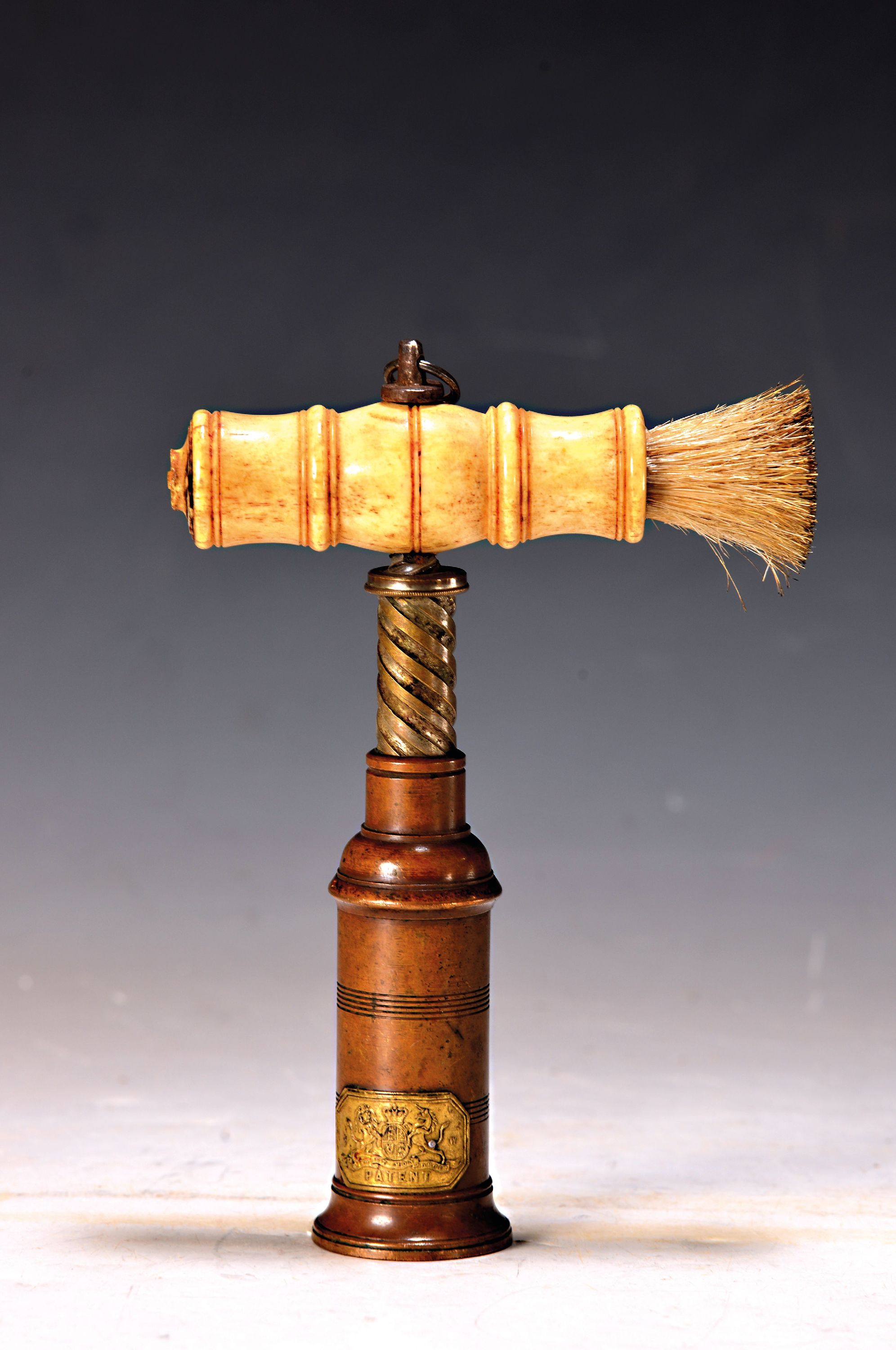Detail a: 4 Korkenzieher, Anfang 20. Jh., Glockenkorkenzieher mit Beingriff und Pinsel, Patent, H. ca. 15.5 cm, Korkenzieher Presto JP, H. 17 cm, schwerer ...