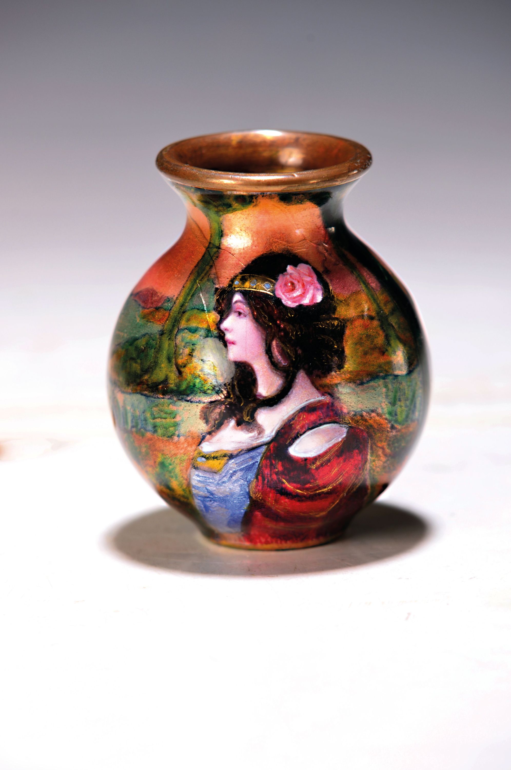 Emailvase, wohl Limoges, um 1900, feine Emailbemalung, Jugendstildame vor stil. Landschaft, altersbedingt l. rissig, wohl Kupfer, H. ca. 7.5 cm, l. ...