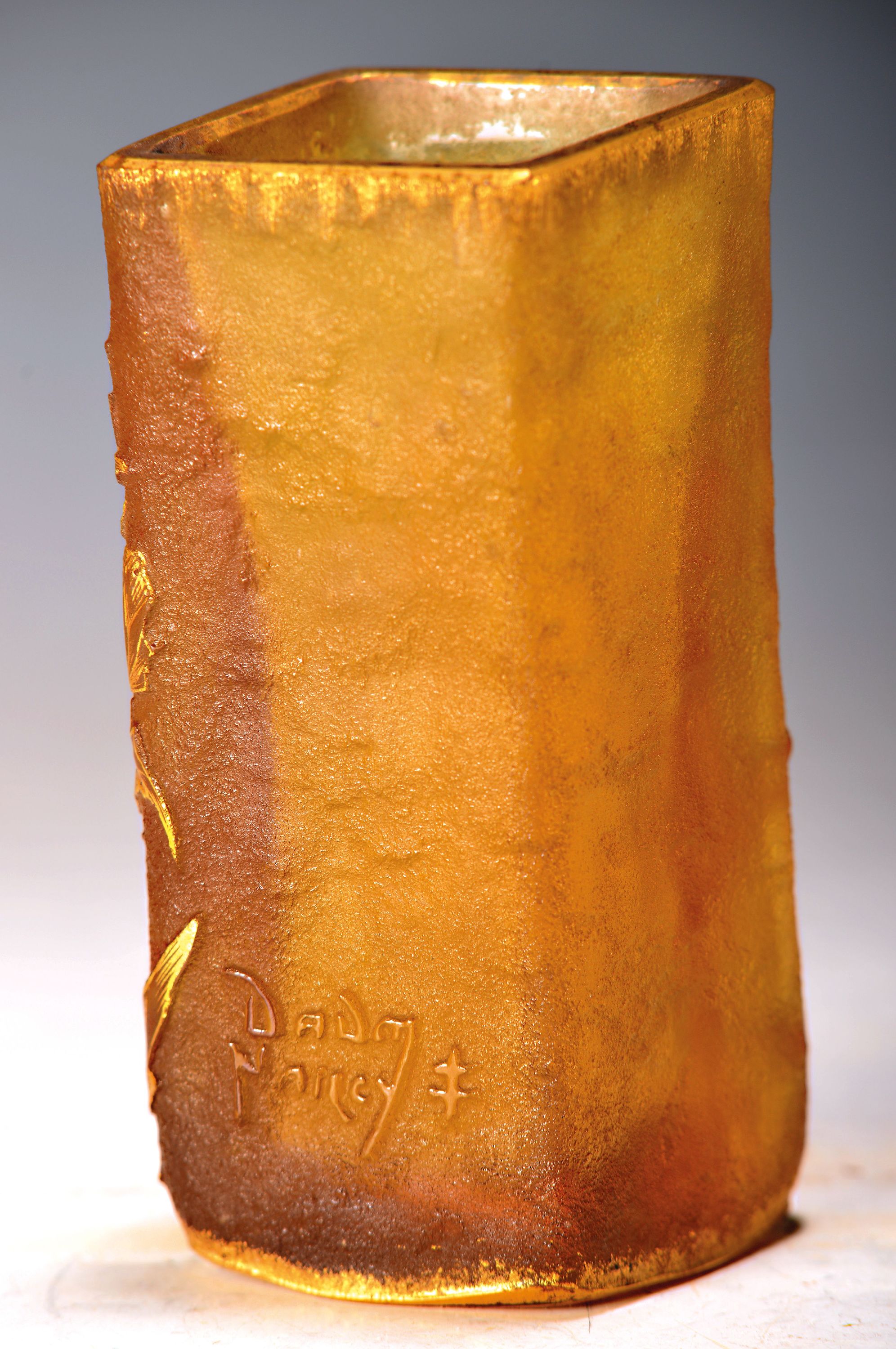 Detail a: Vierkantvase mit Disteldekor, Daum, Nancy, um 1900, farbloses Glas, gelb-orangefarben überfangen, Reliefdekor Disteln, geätzt, golden gehöht, min. ...