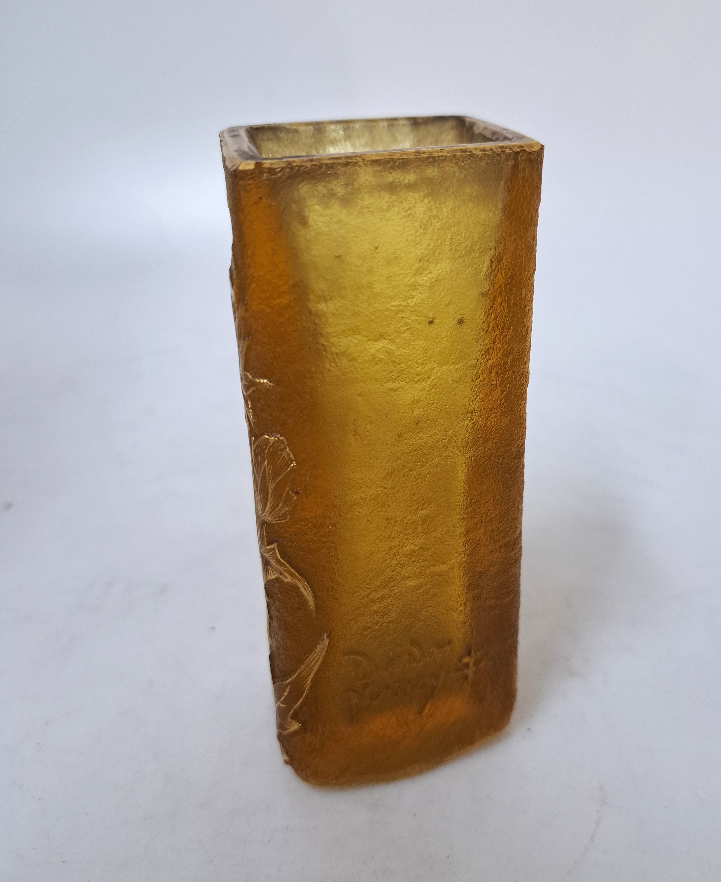 Detail b: Vierkantvase mit Disteldekor, Daum, Nancy, um 1900, farbloses Glas, gelb-orangefarben überfangen, Reliefdekor Disteln, geätzt, golden gehöht, min. ...