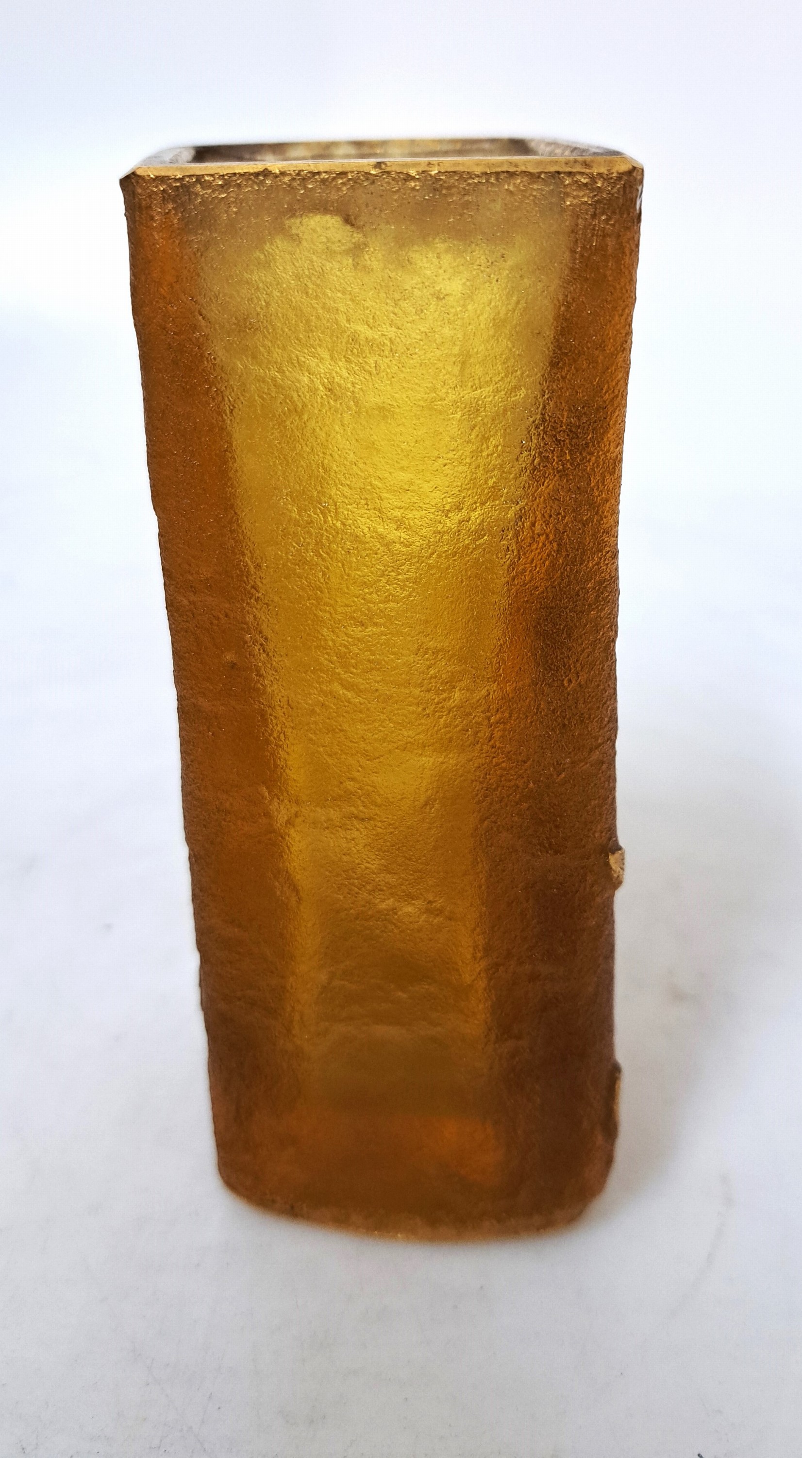 Detail c: Vierkantvase mit Disteldekor, Daum, Nancy, um 1900, farbloses Glas, gelb-orangefarben überfangen, Reliefdekor Disteln, geätzt, golden gehöht, min. ...