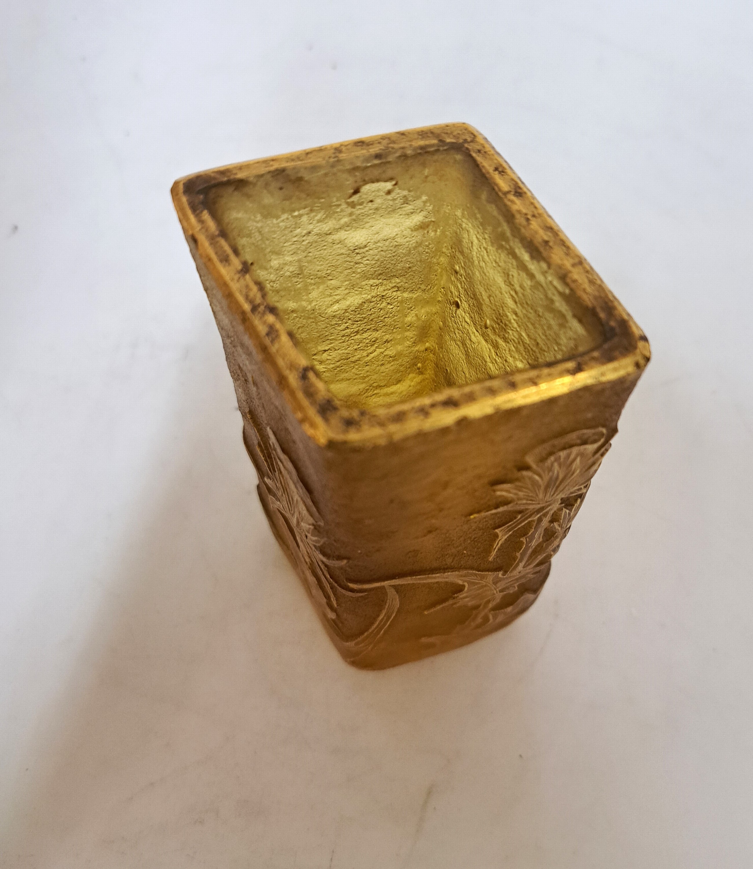 Detail d: Vierkantvase mit Disteldekor, Daum, Nancy, um 1900, farbloses Glas, gelb-orangefarben überfangen, Reliefdekor Disteln, geätzt, golden gehöht, min. ...
