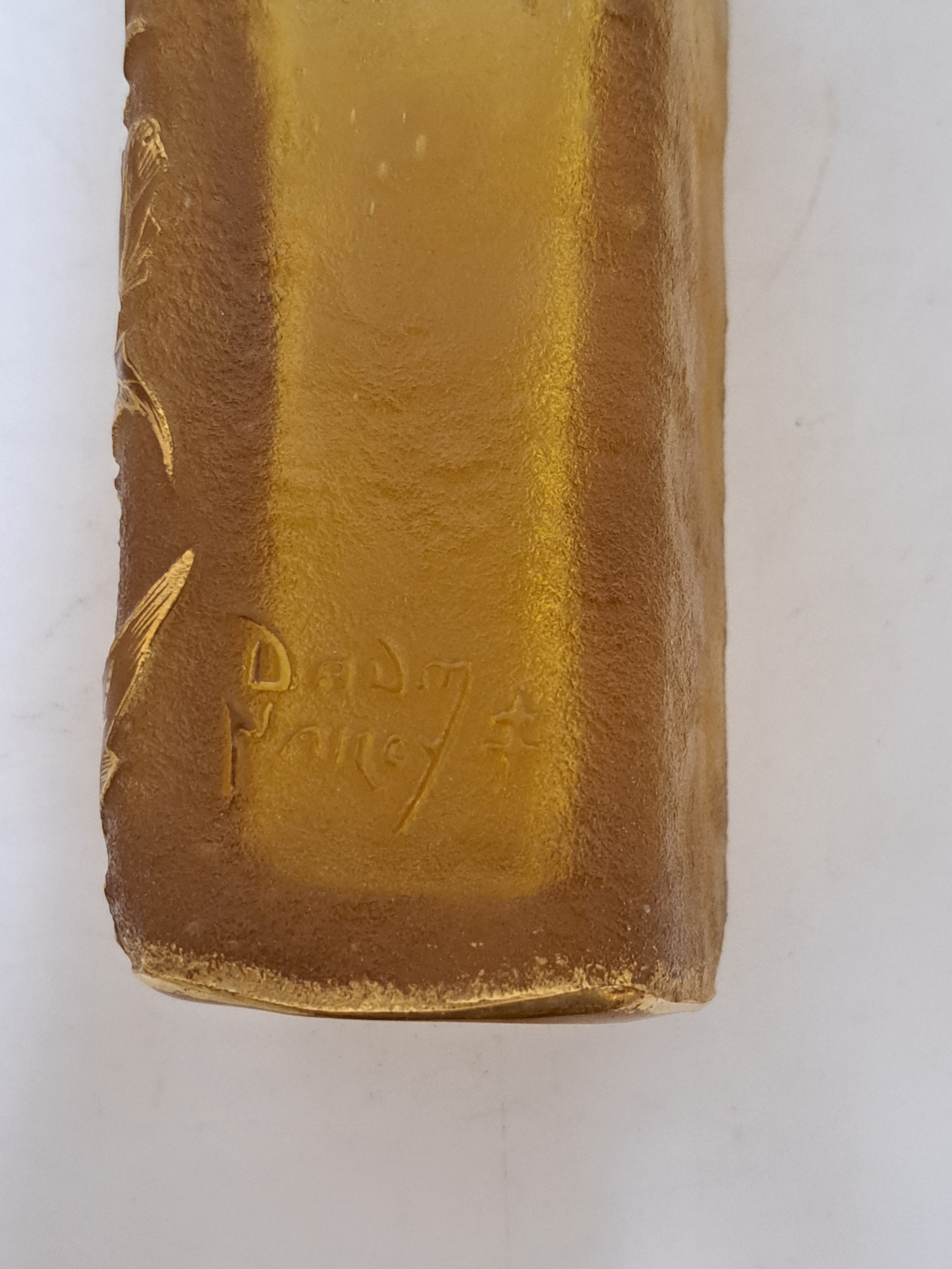 Detail e: Vierkantvase mit Disteldekor, Daum, Nancy, um 1900, farbloses Glas, gelb-orangefarben überfangen, Reliefdekor Disteln, geätzt, golden gehöht, min. ...