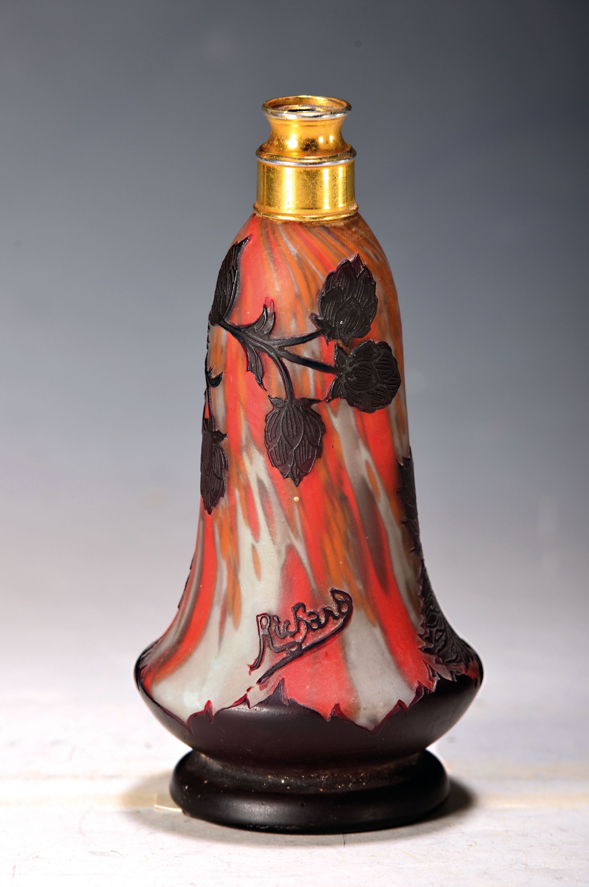 Detail a: Flakon, Richard/Lötz, um 1920, Cameo-Glas, farbloses Glas mit roten und orangefarbenen Einschmelzungen, rotbrauner Überfang, Himbeerdekor, geätzt ...
