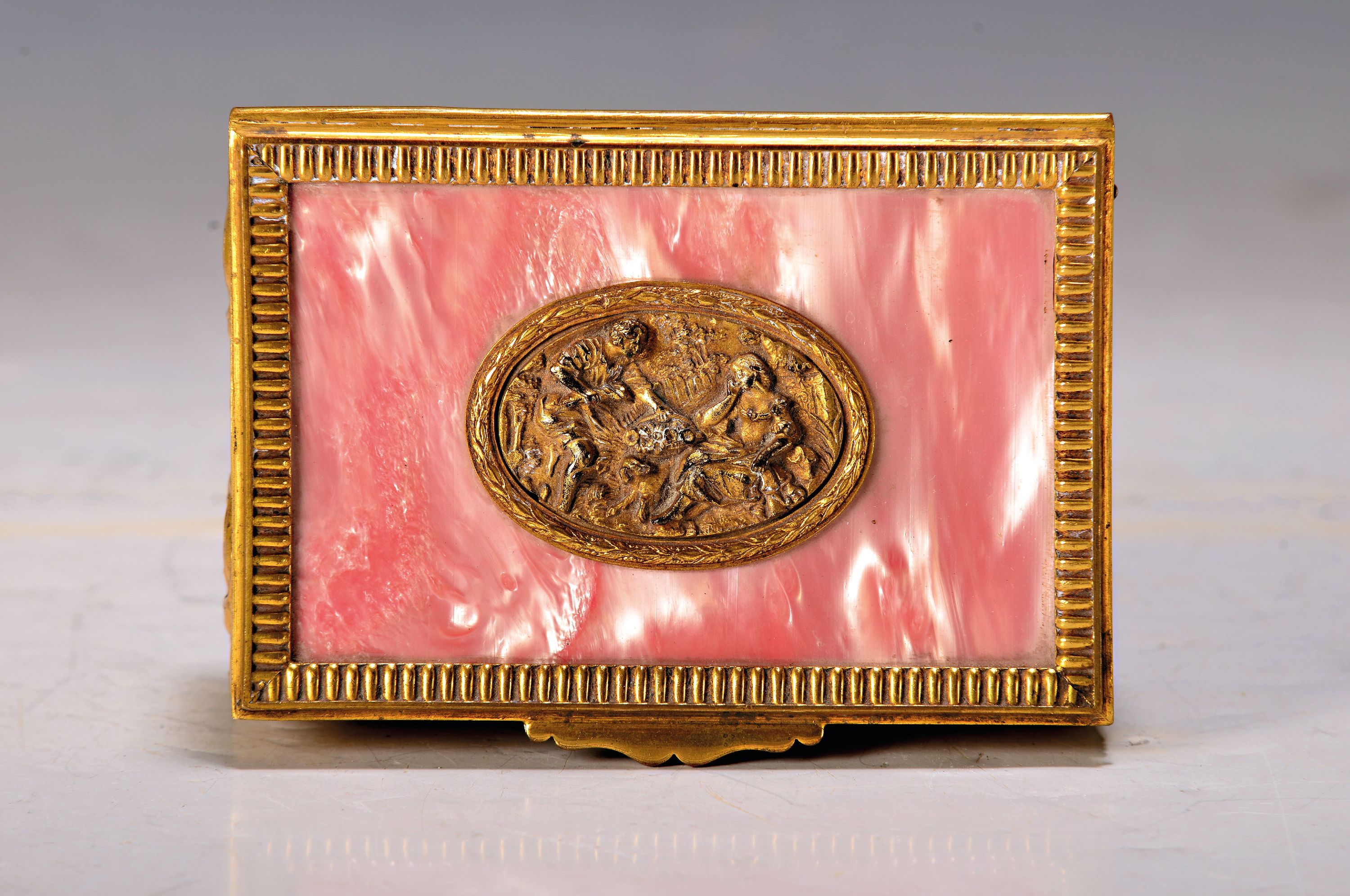 Detail a: Spieluhr, um 1900/20, Messinggehäuse mit umlaufendem Rosendekor, im oval galante Szene, Perlmuttimitat, innen mit Holz ausgeschlagen, ca. 5 x 12.5 x ...