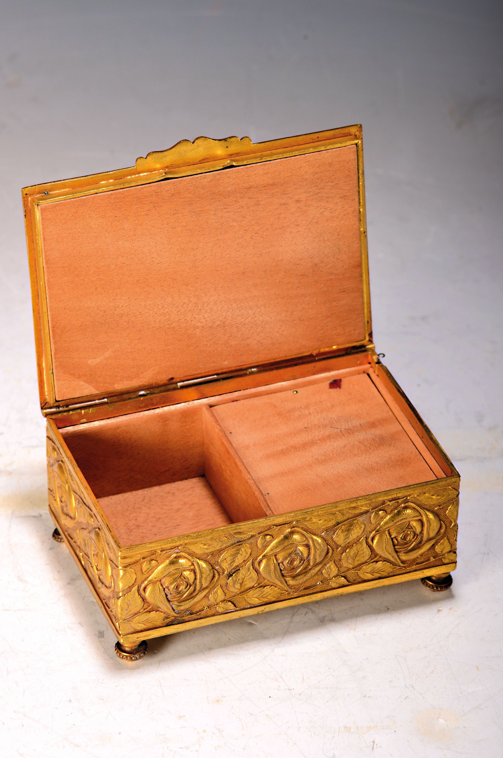 Detail b: Spieluhr, um 1900/20, Messinggehäuse mit umlaufendem Rosendekor, im oval galante Szene, Perlmuttimitat, innen mit Holz ausgeschlagen, ca. 5 x 12.5 x ...