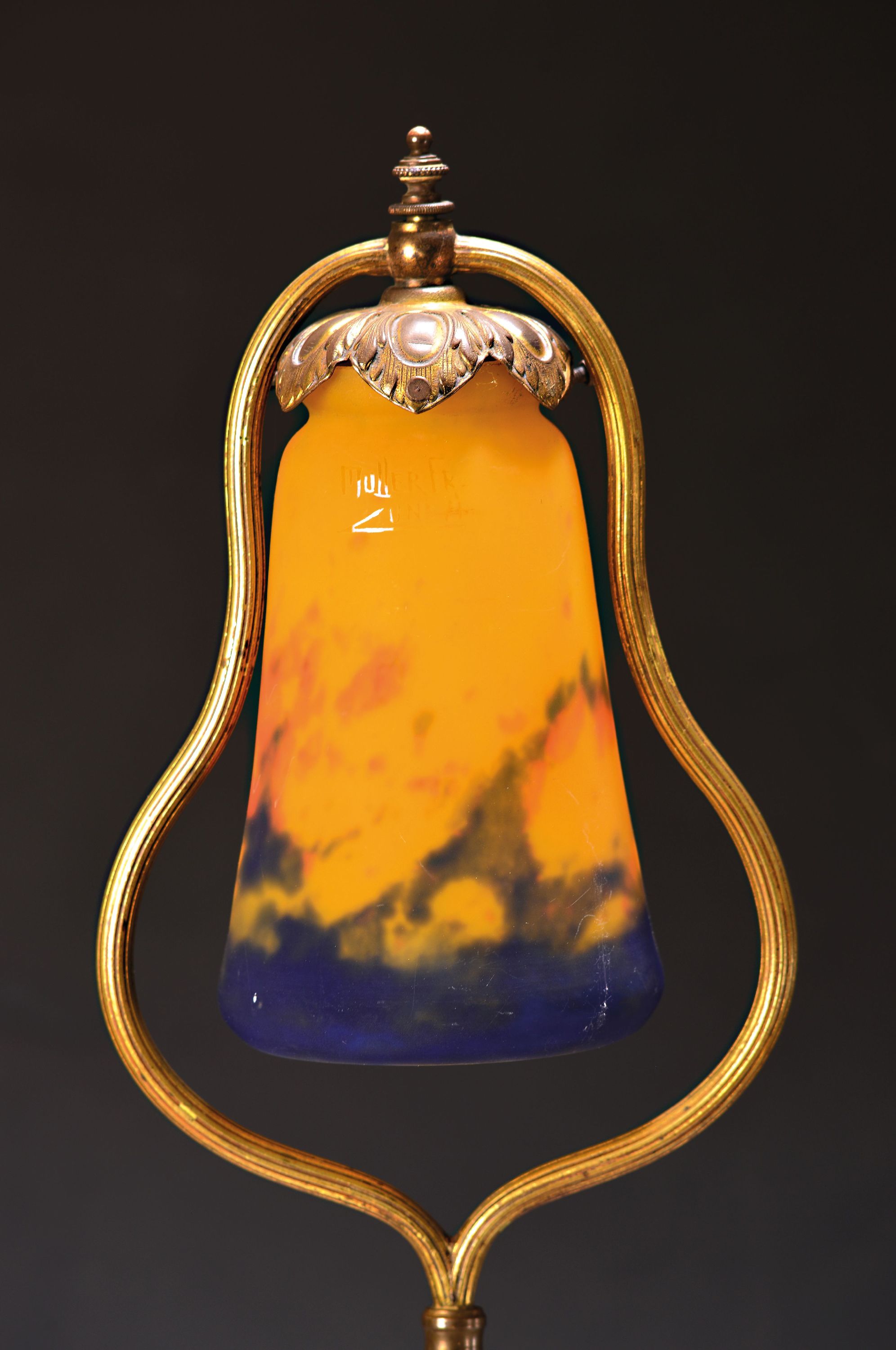 Detail a: Tischlampe und Vase, Muller Fréres, 20er Jahre, stil. Säulenfuß mit Steineinsatz und Messingmontur, Schirm mit orangefarbenen, gelben und blauen ...