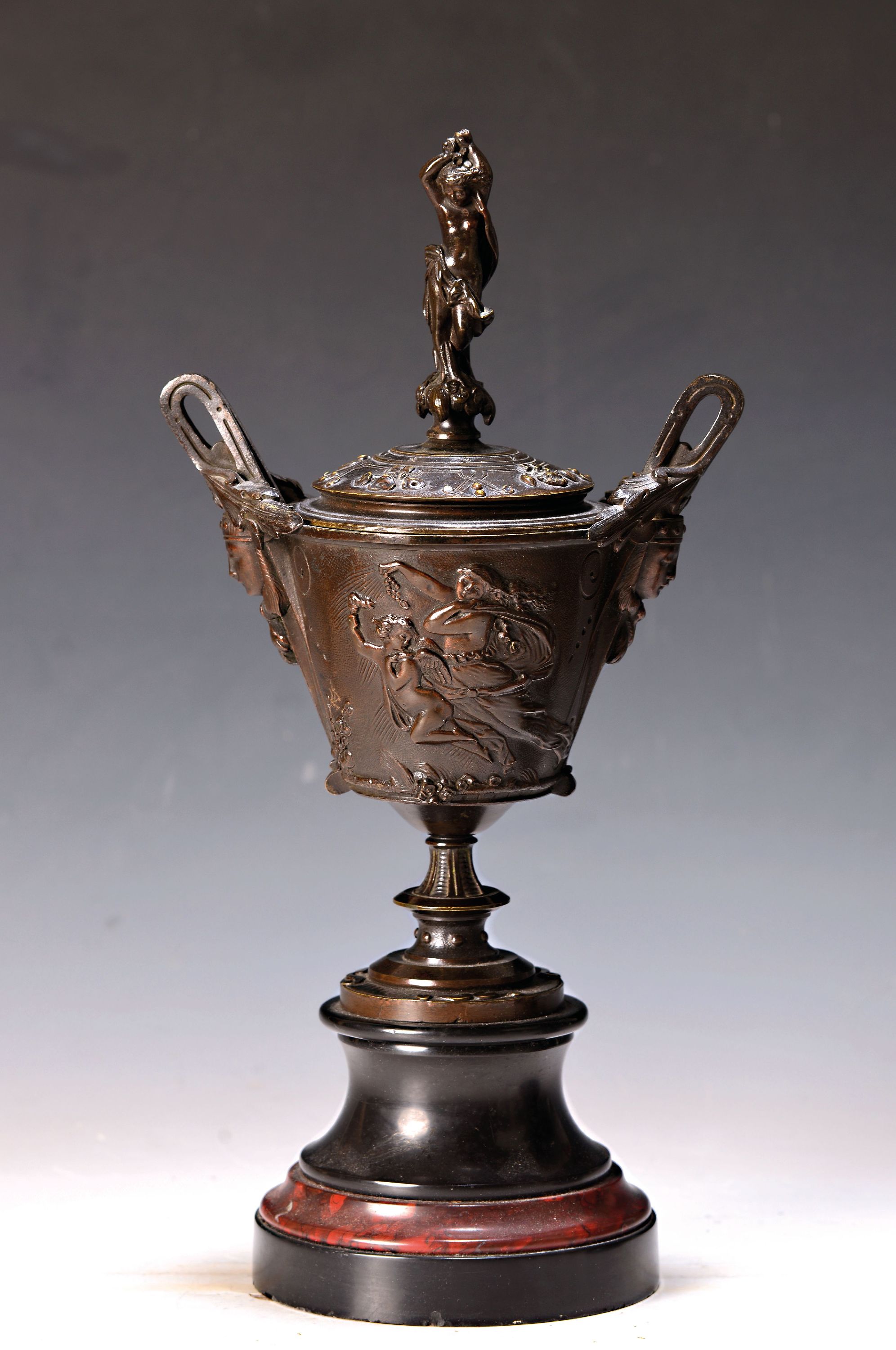Detail a: Paar Deckelgefäße, Frankreich, um 1860, Bronze, reliefiert, allegorisches Relief, figürliche Bekrönung, Marmorsockel, H. ca. 34.5 cm, B. ca. 17 cm