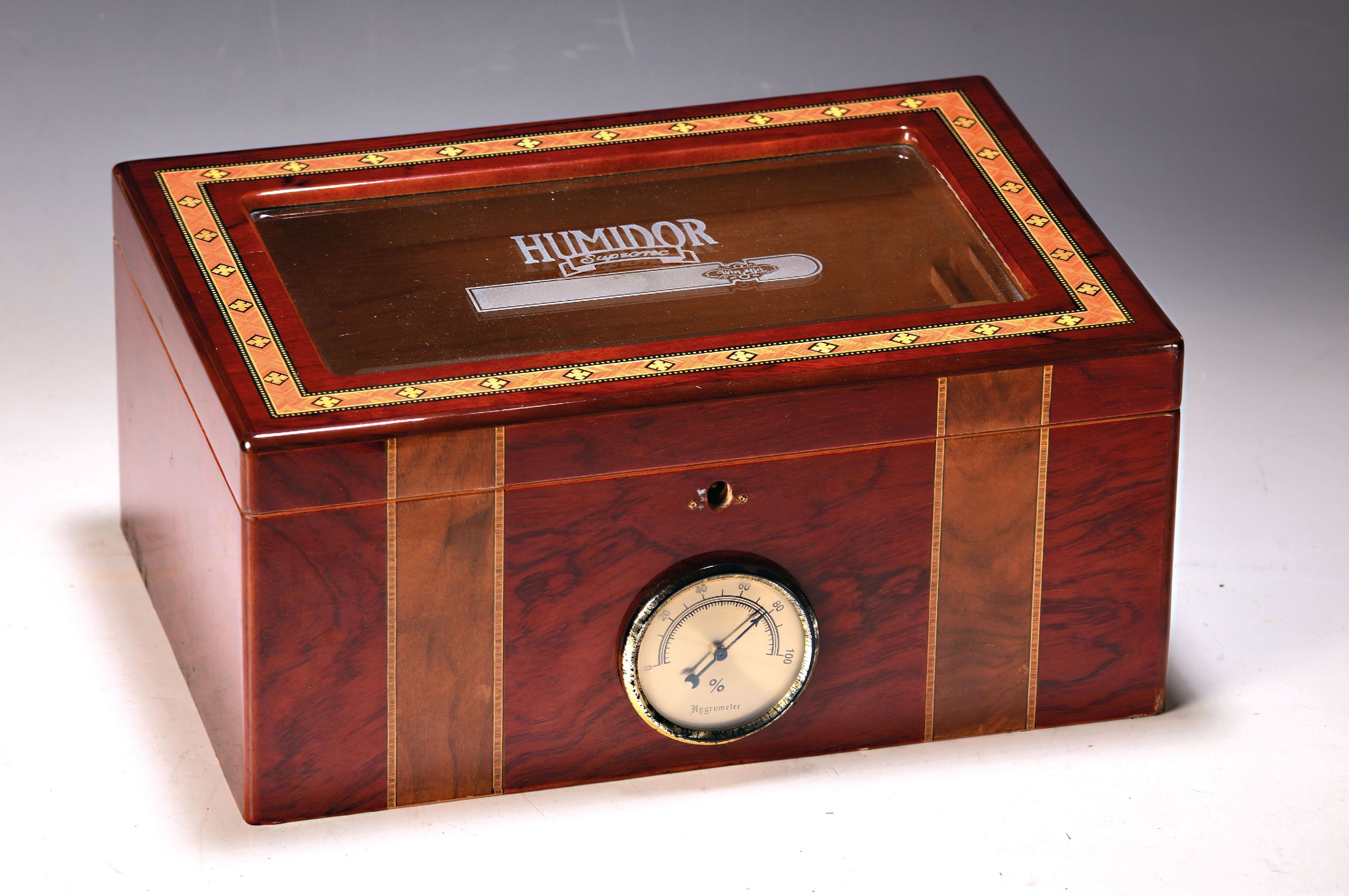 Humidor, neuzeitlich, facettierter Glaseinsatz im Deckel, Holzkasten furniert, Deckel mit Intarsienband, ca. 15x24x34cm