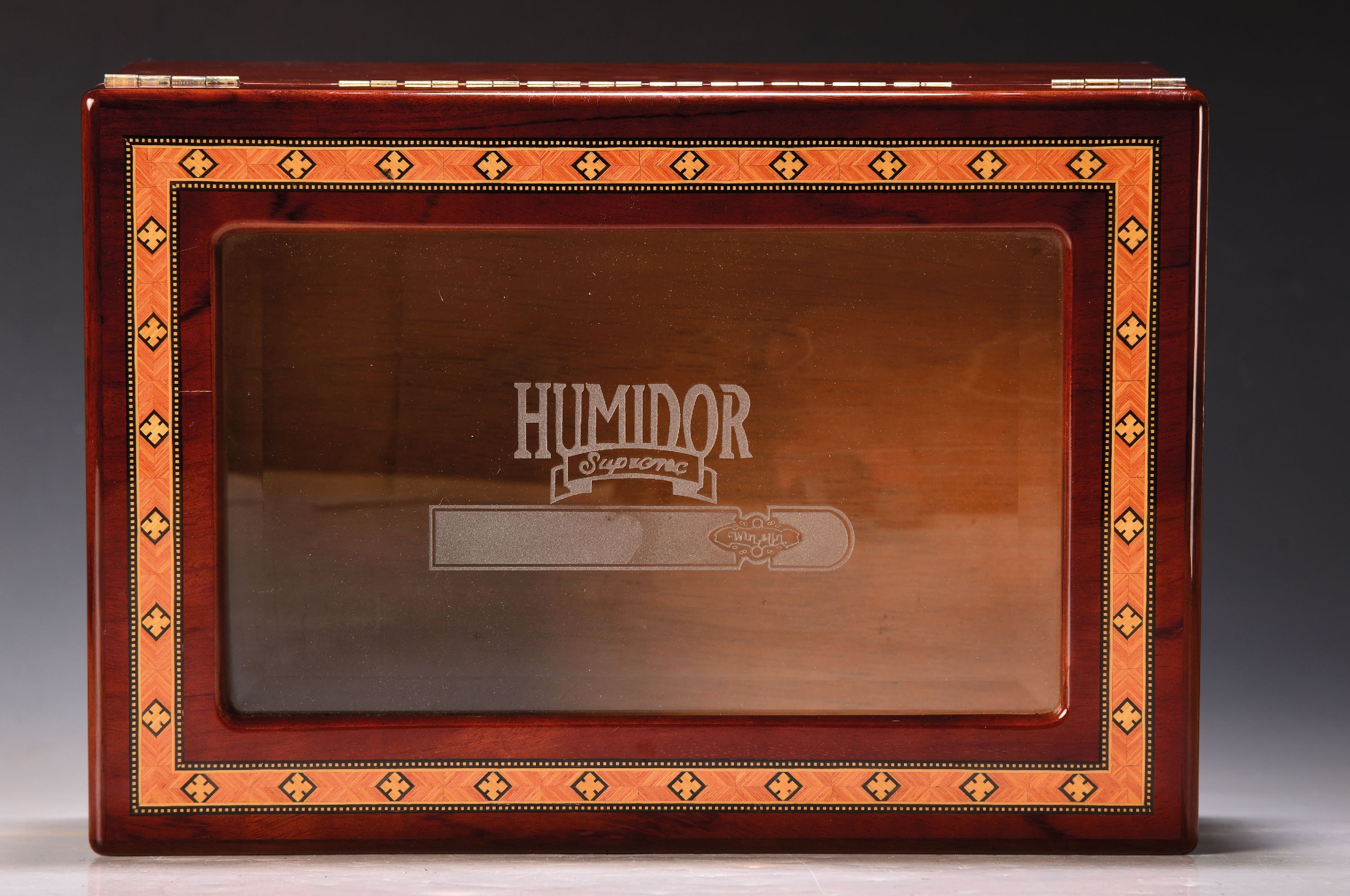 Detail a: Humidor, neuzeitlich, facettierter Glaseinsatz im Deckel, Holzkasten furniert, Deckel mit Intarsienband, ca. 15x24x34cm