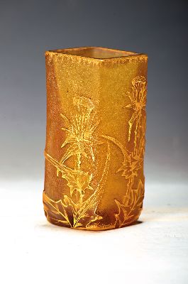 Image 26965752 - Vierkantvase mit Disteldekor, Daum, Nancy, um 1900, farbloses Glas, gelb-orangefarben ...